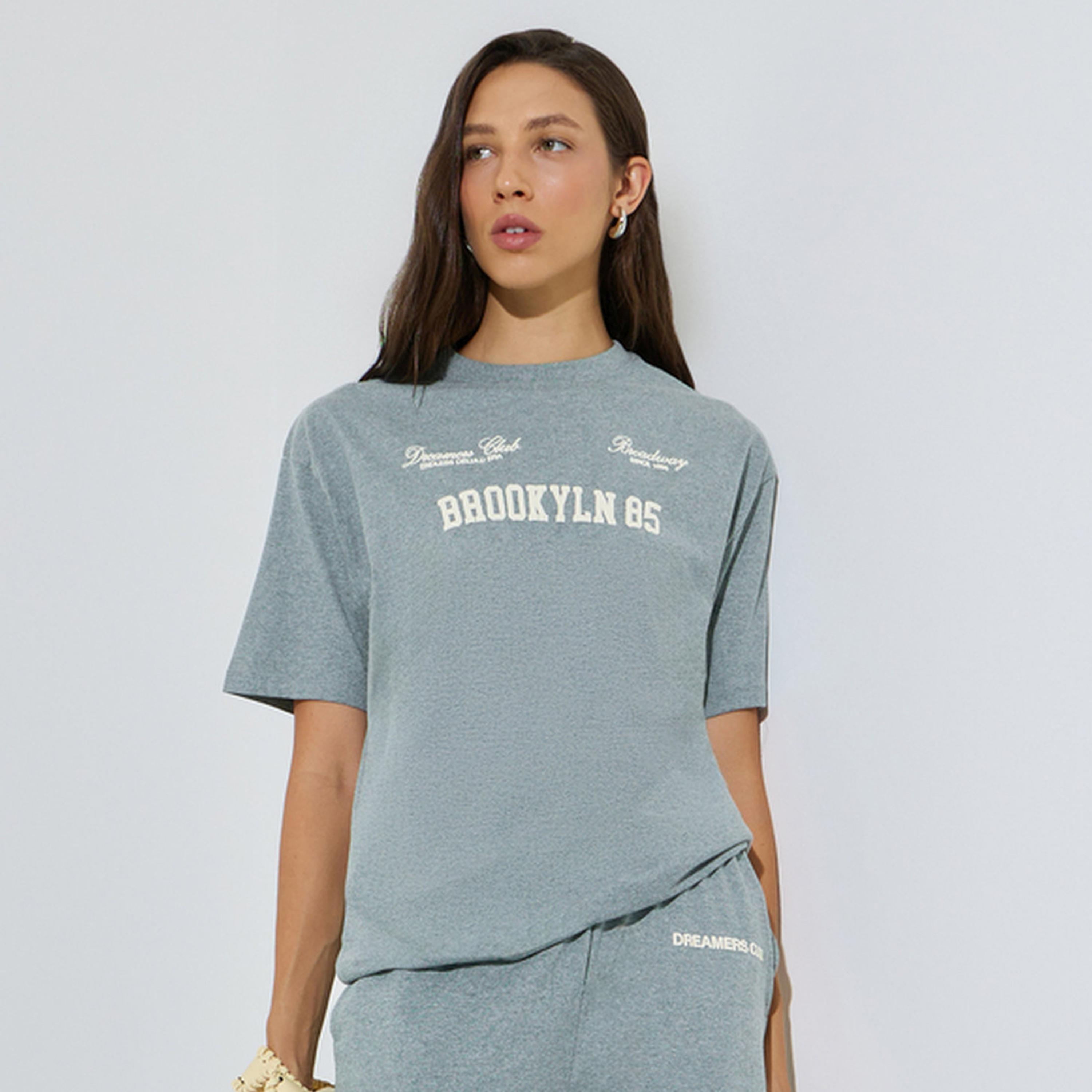 تيشيرت طويل بطبعة بارزة-women-clothing-tshirts-image-1