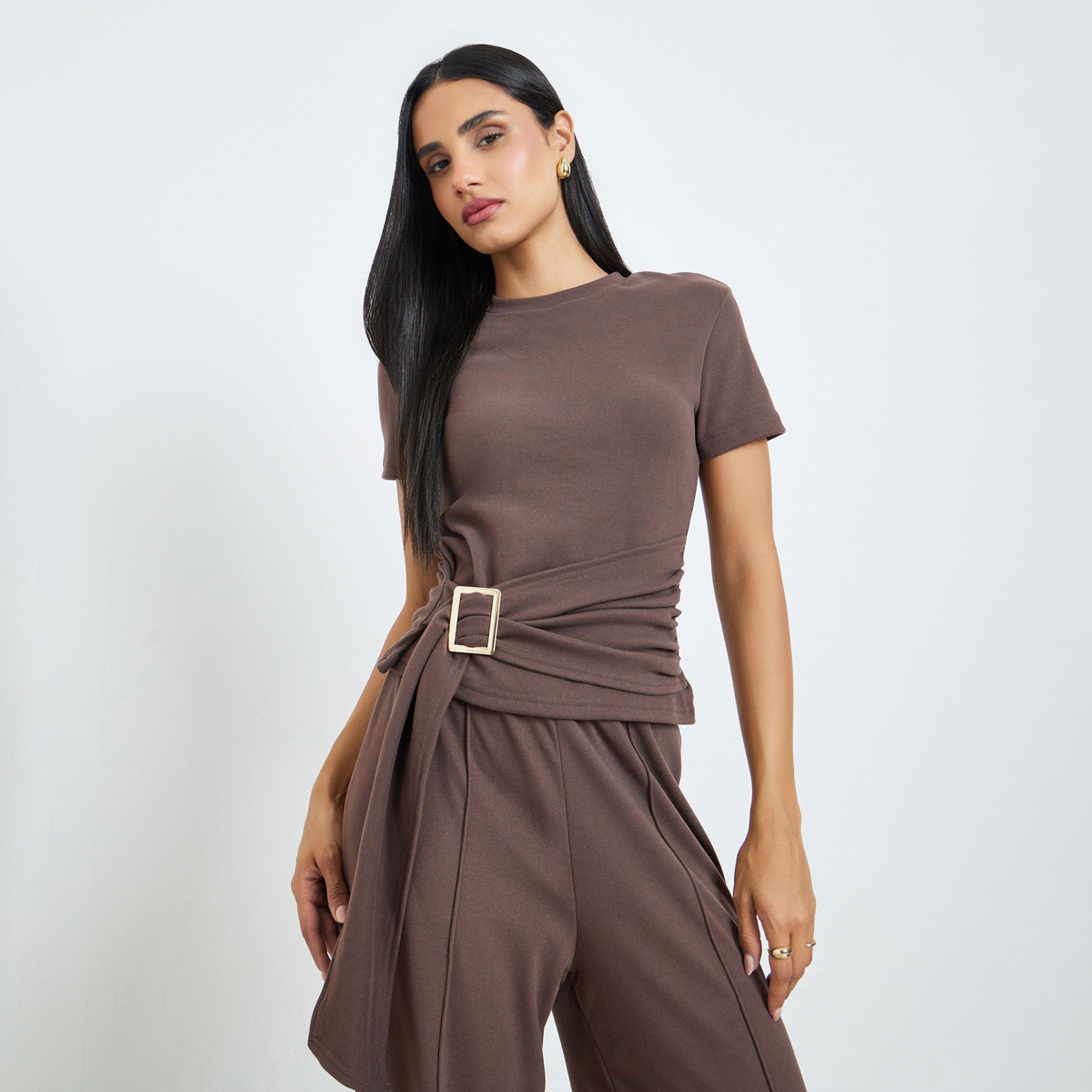 تيشيرت بني محبوك بأكمام قصيرة وحزام بإبزيم معدني-women-clothing-shirtsandblouses-blouses-image-1