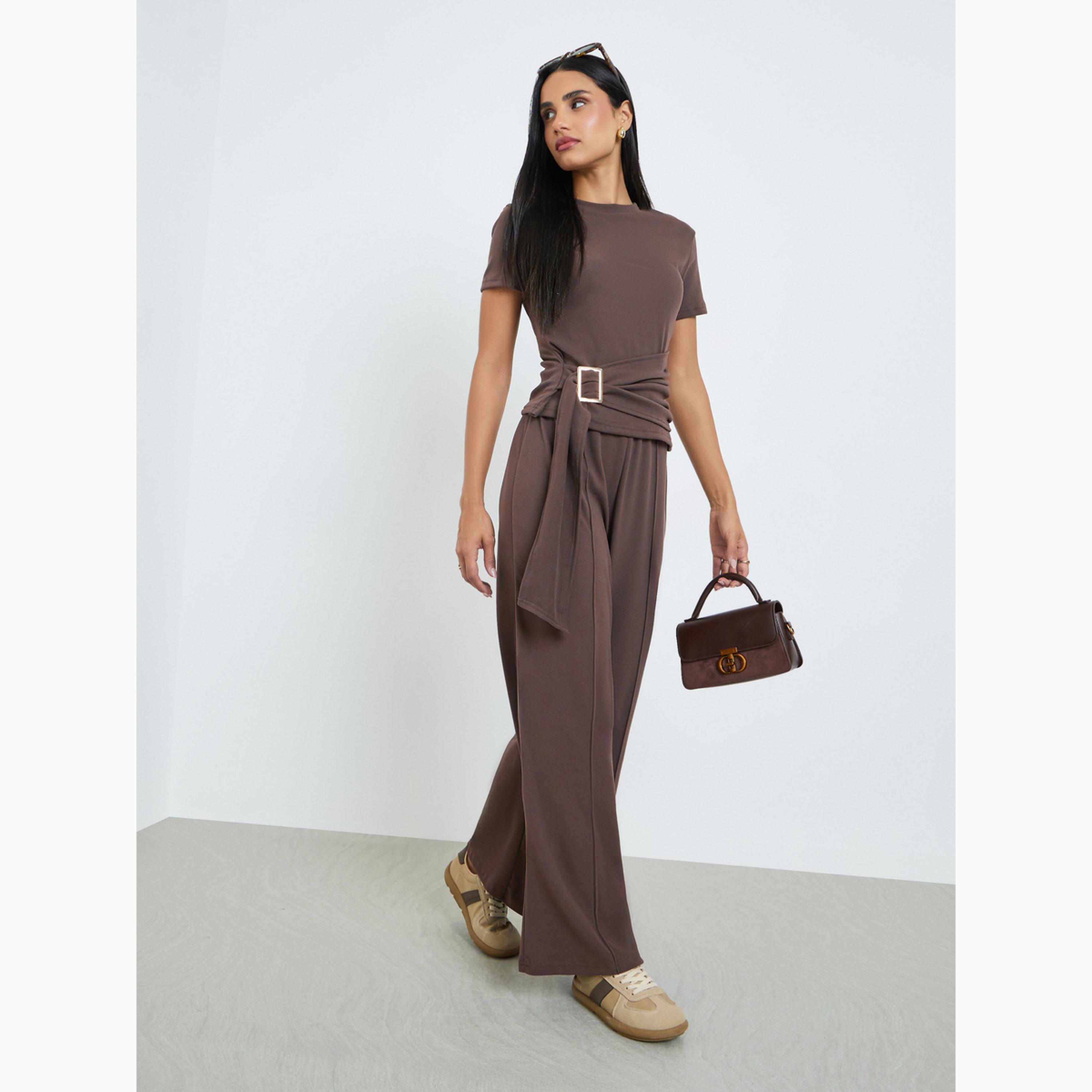 تيشيرت بني محبوك بأكمام قصيرة وحزام بإبزيم معدني-women-clothing-shirtsandblouses-blouses-image-2