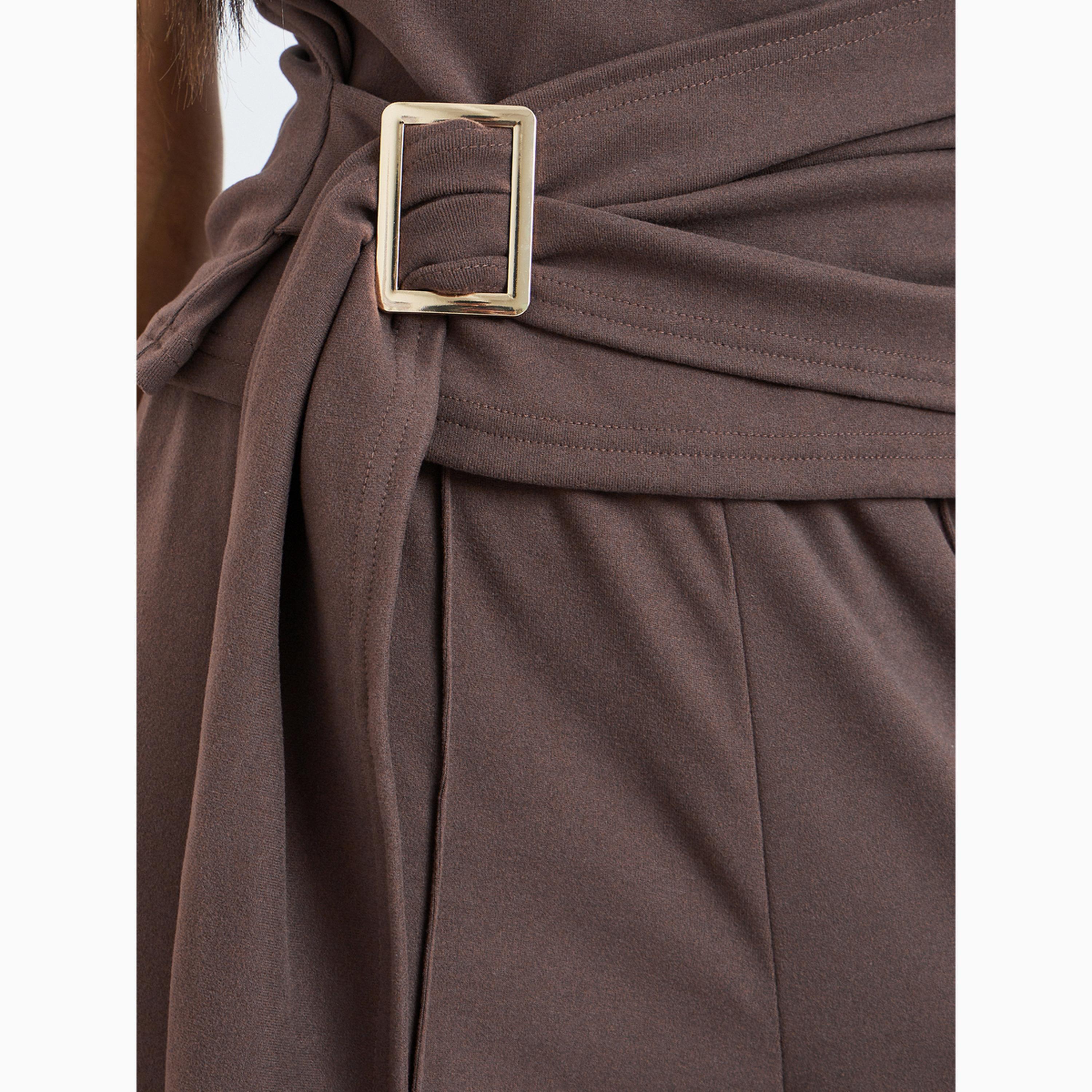 تيشيرت بني محبوك بأكمام قصيرة وحزام بإبزيم معدني-women-clothing-shirtsandblouses-blouses-image-3