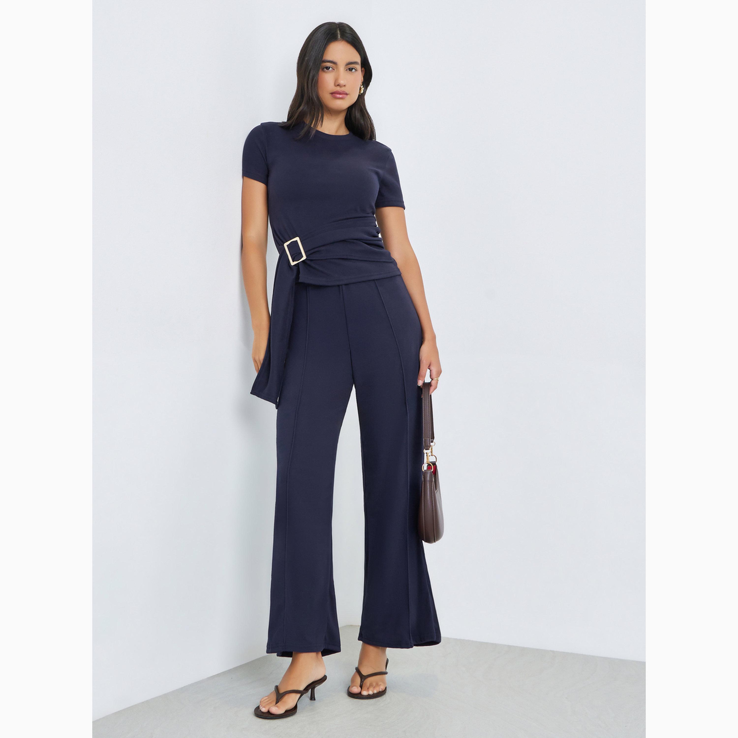 تيشيرت كحلي محبوك بأكمام قصيرة وحزام بإبزيم معدني-women-clothing-tshirts-image-2
