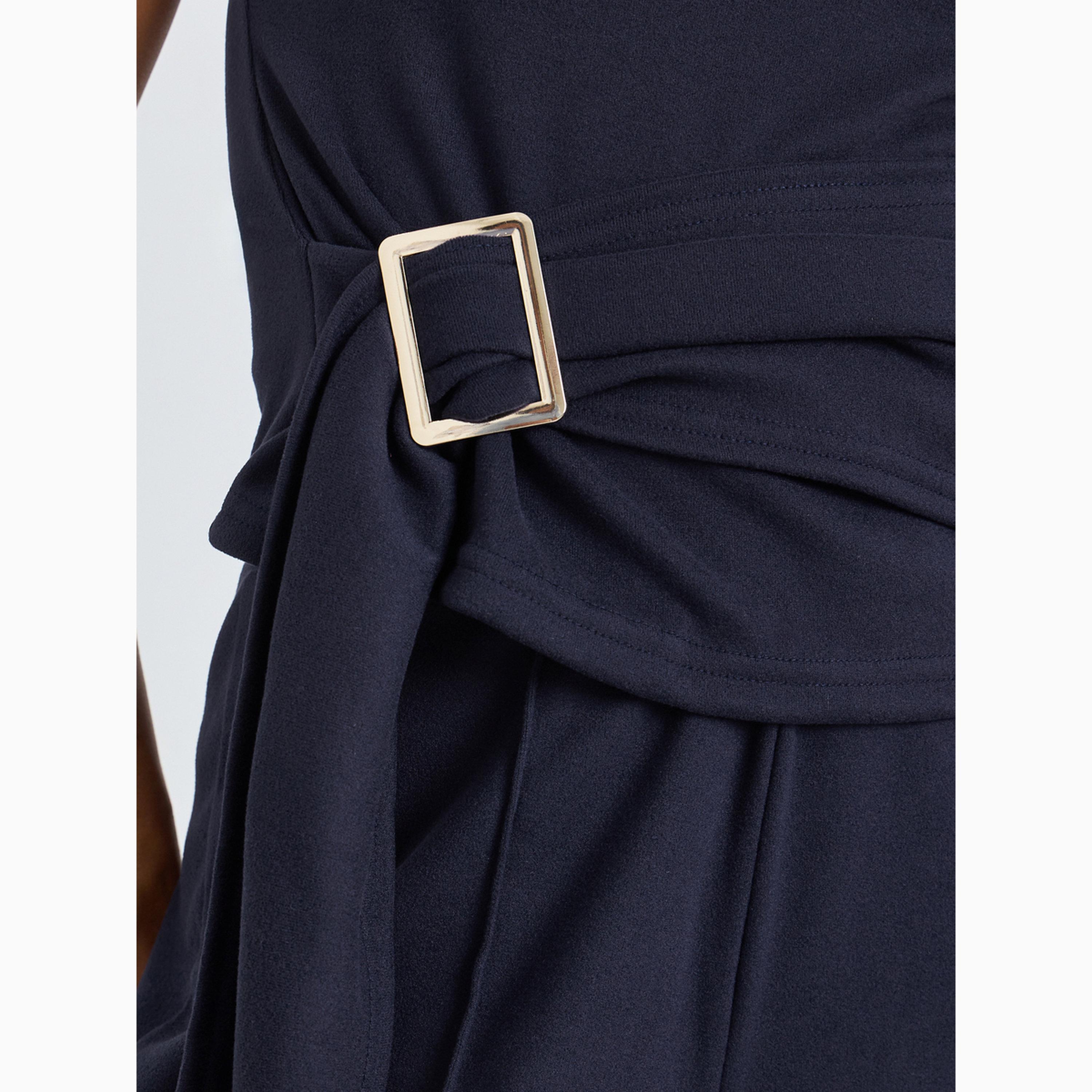 تيشيرت كحلي محبوك بأكمام قصيرة وحزام بإبزيم معدني-women-clothing-tshirts-image-3