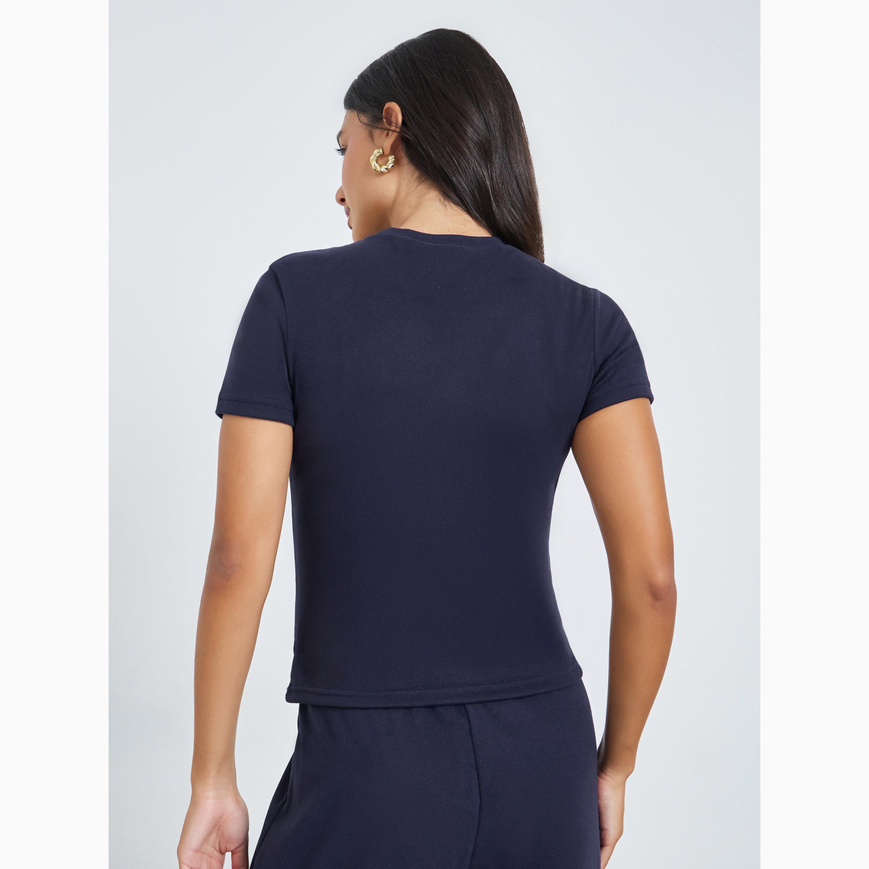 تيشيرت كحلي محبوك بأكمام قصيرة وحزام بإبزيم معدني-women-clothing-tshirts-image-4