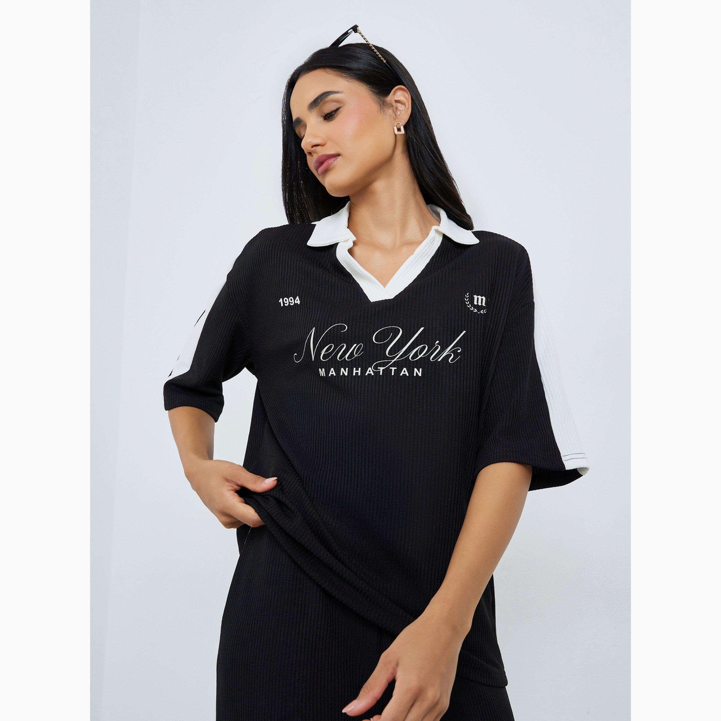 تيشيرت بولو أسود بياقة وطبعة شعار وقصة واسعة-women-clothing-tshirts-image-1
