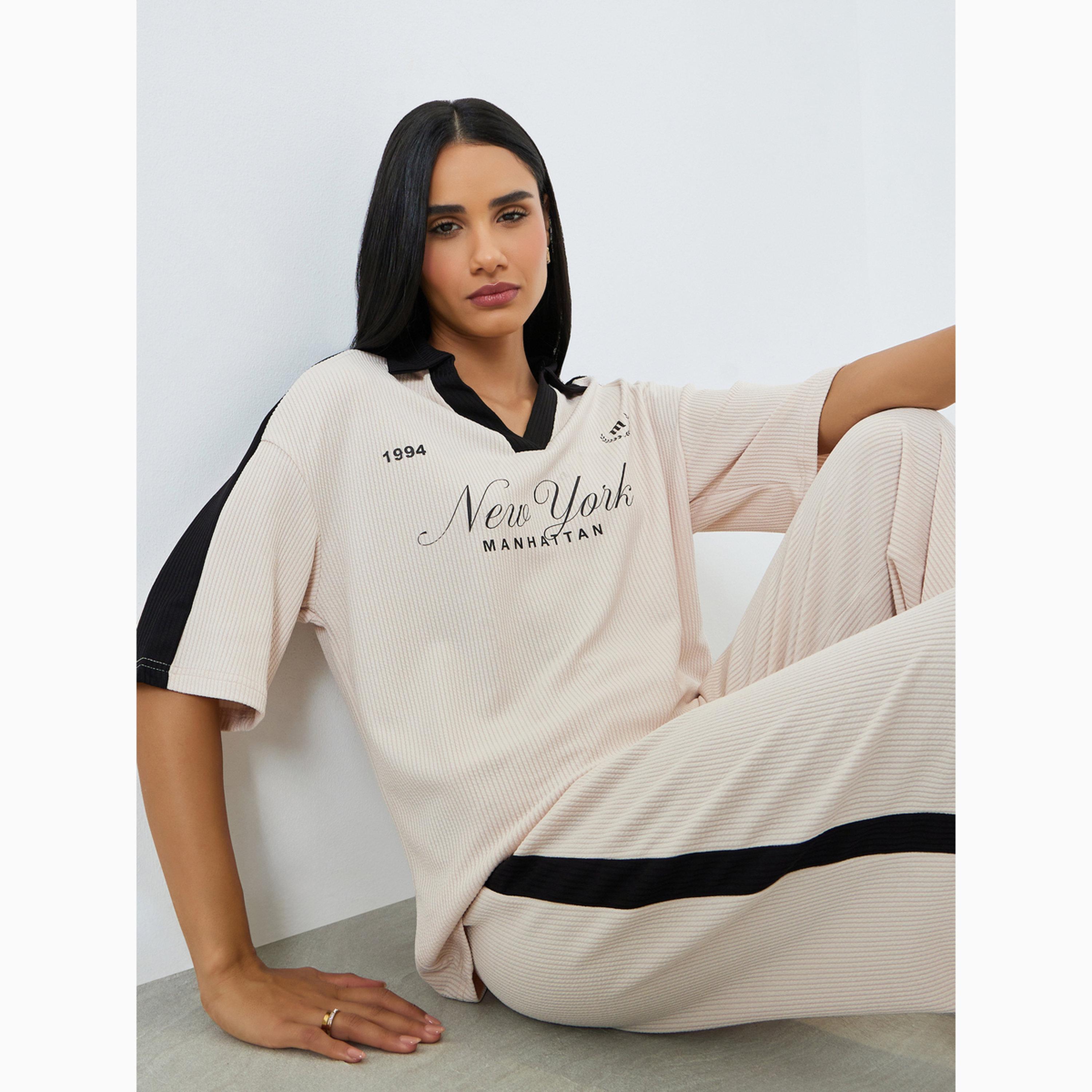 تيشيرت بولو بيج بياقة وطبعة شعار وقصة واسعة-women-clothing-tshirts-image-3