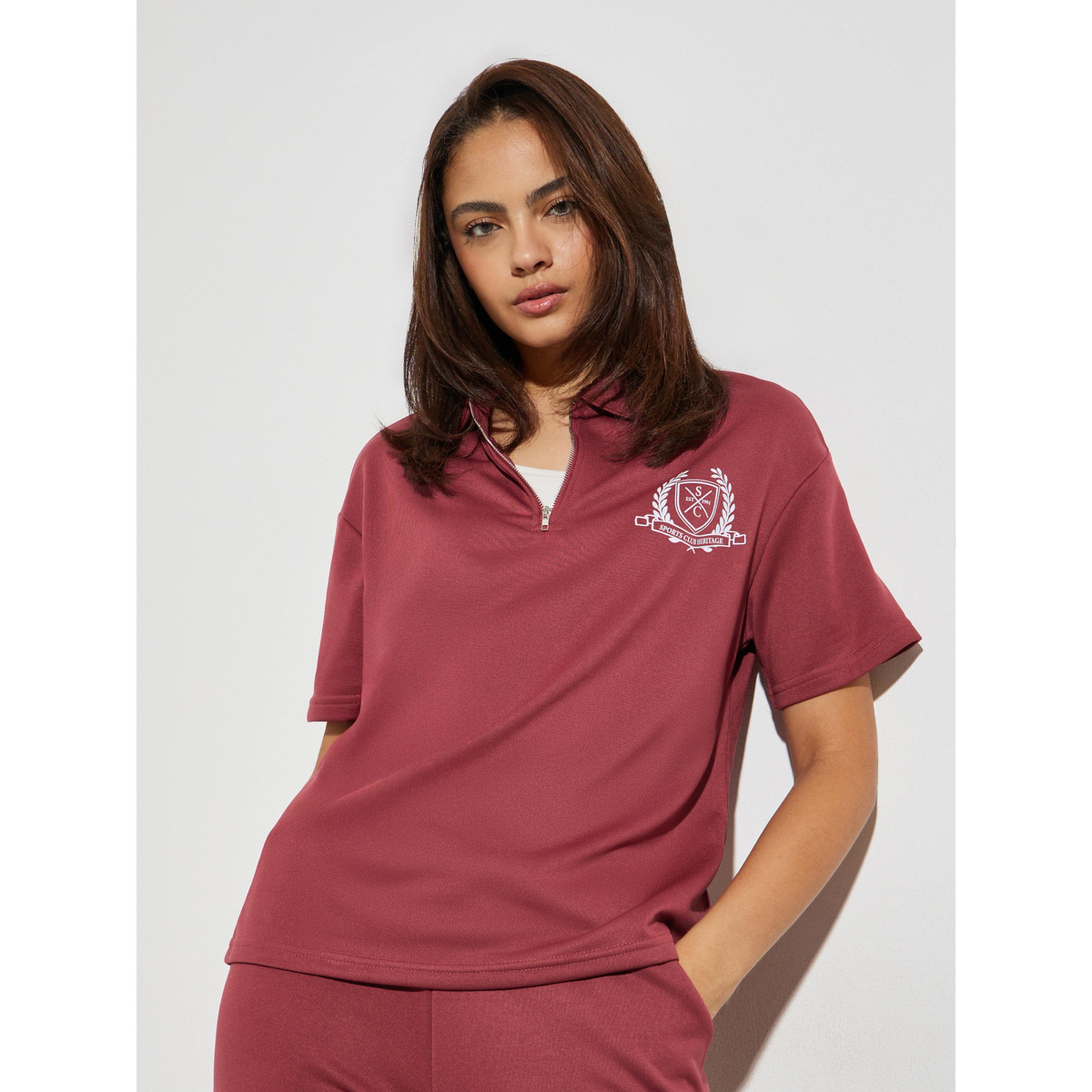 ستايلي - تيشيرت بولو بتفاصيل سحاب وطبعة شعار بورغندي-women-clothing-tshirts-image-1
