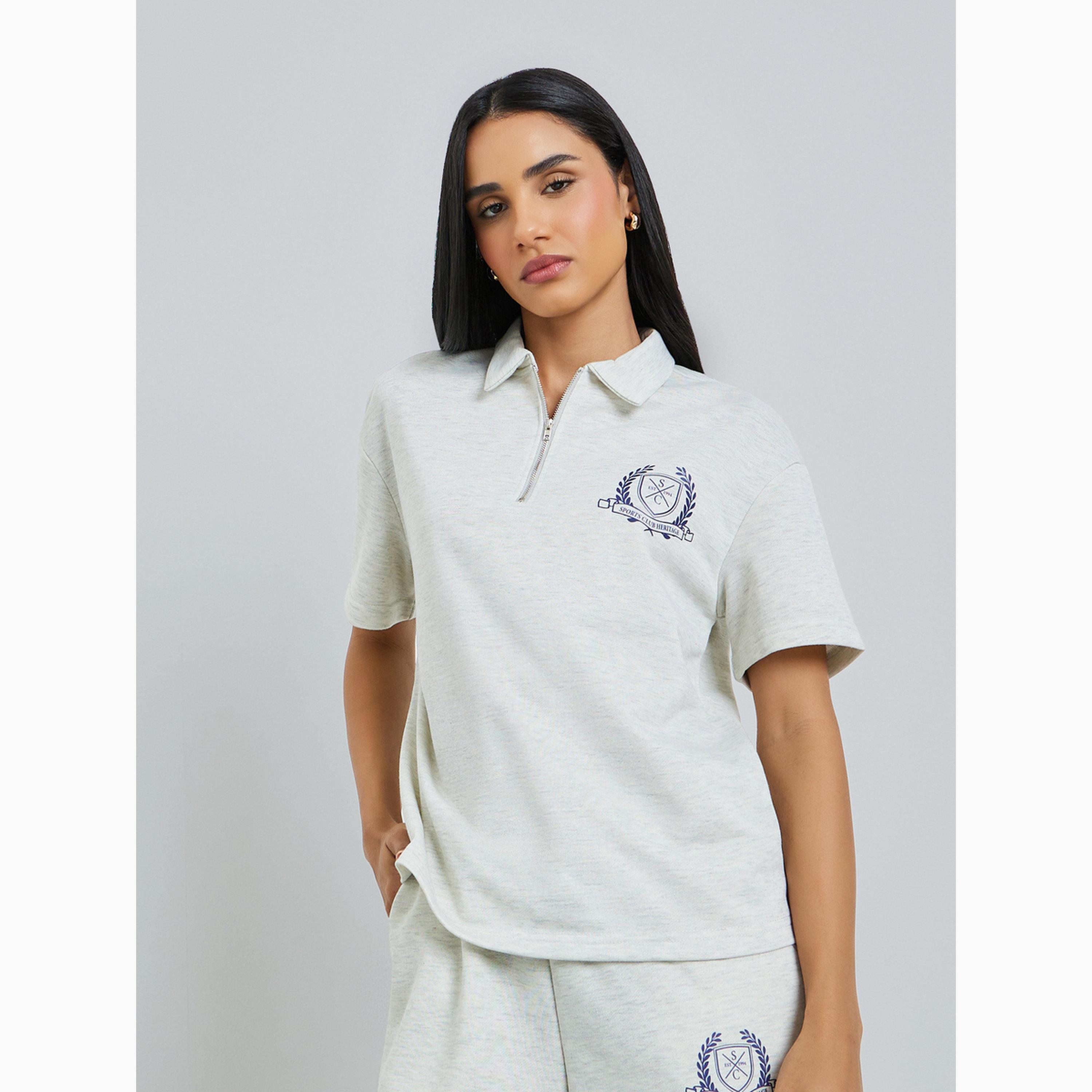 تيشيرت بولو بطبعة شارة وتفاصيل سحاب-women-clothing-tshirts-image-1