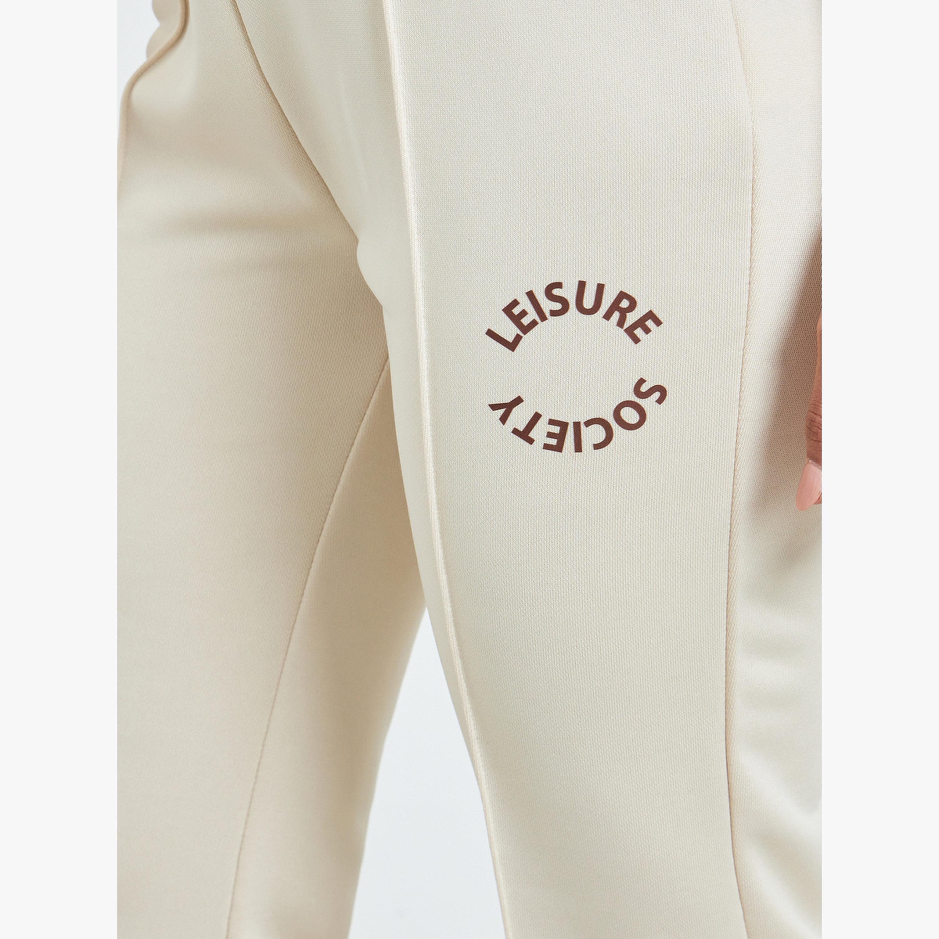 جوغر بأرجل واسعة وتفاصيل درزات مع طبعة شعار-women-clothing-bottoms-joggers-image-3