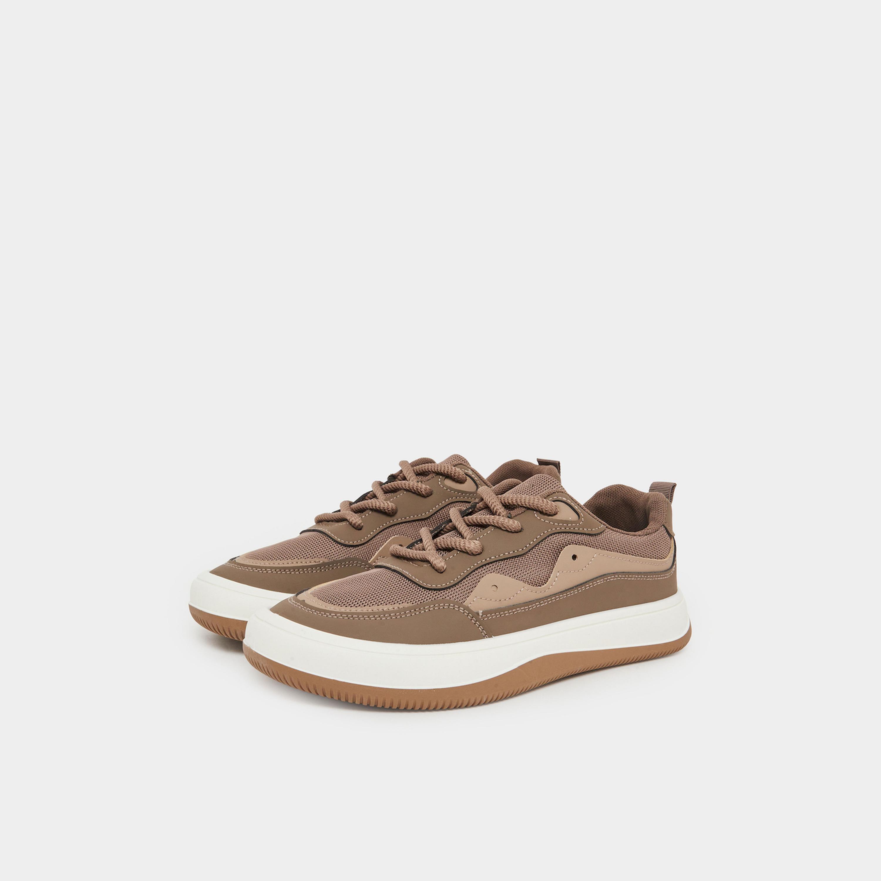 حذاء سنيكرز مزين بألواح ورباط غلق-sports-men-shoes-image-1
