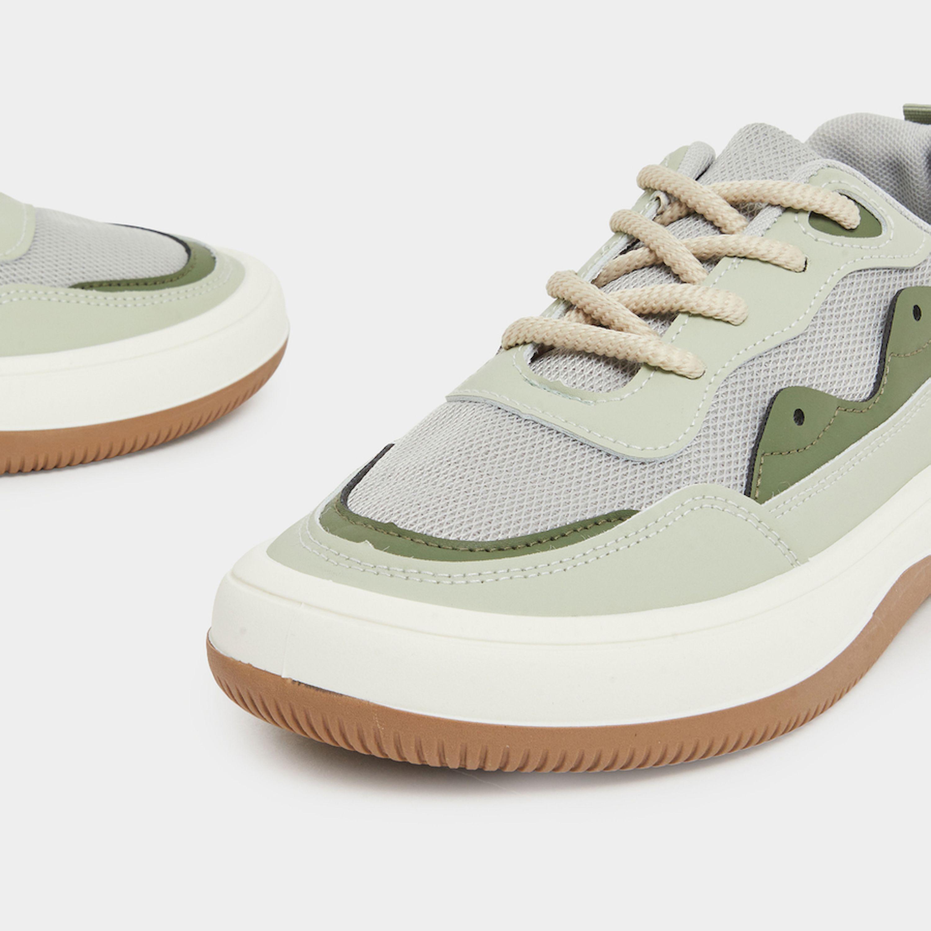 حذاء سنيكرز بنمط كتل الالوان مع رباط غلق-sports-men-shoes-image-4