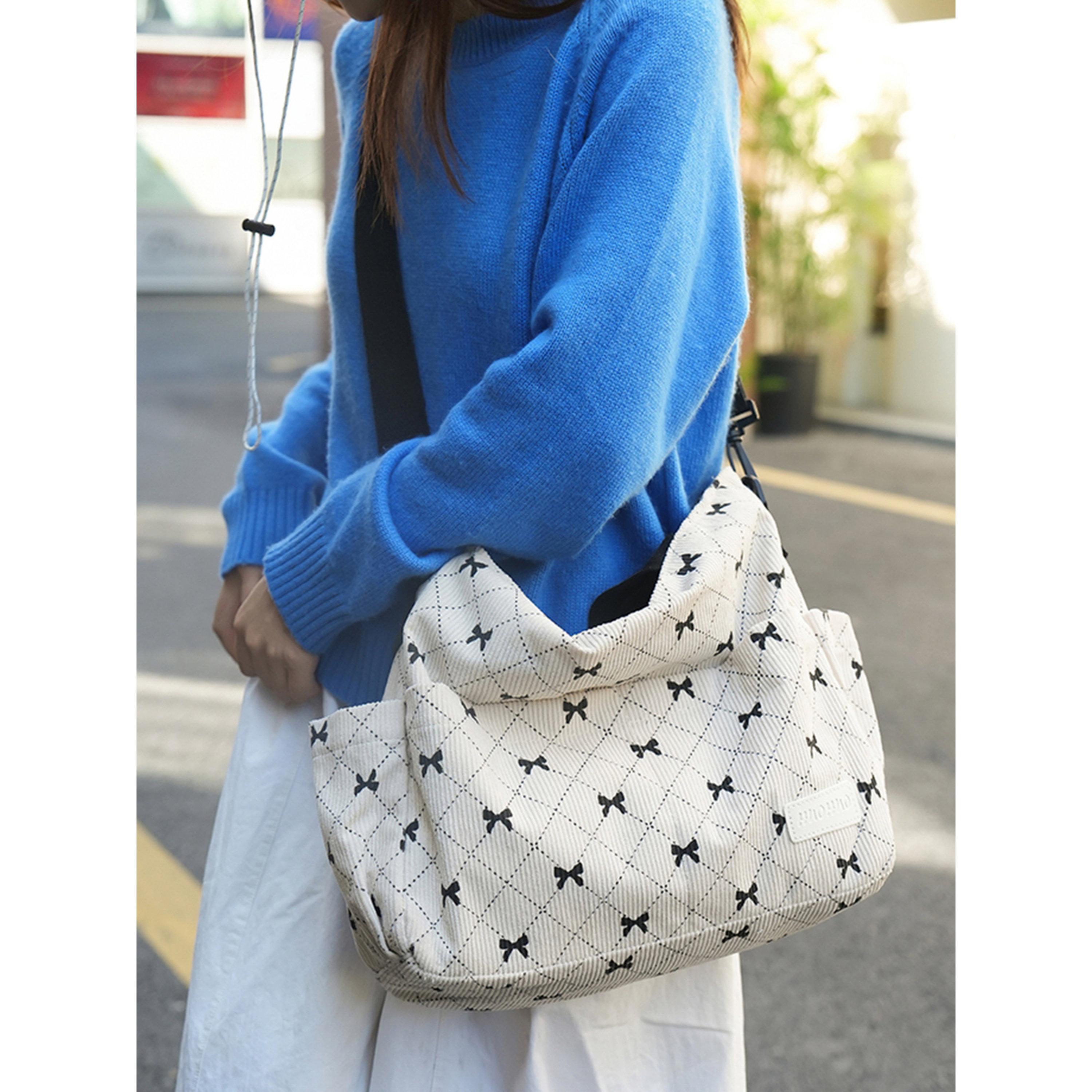 شنطة كتف بحزام مزدوج ونقشة فيونكة-women-bagsandwallets-handbags-image-3