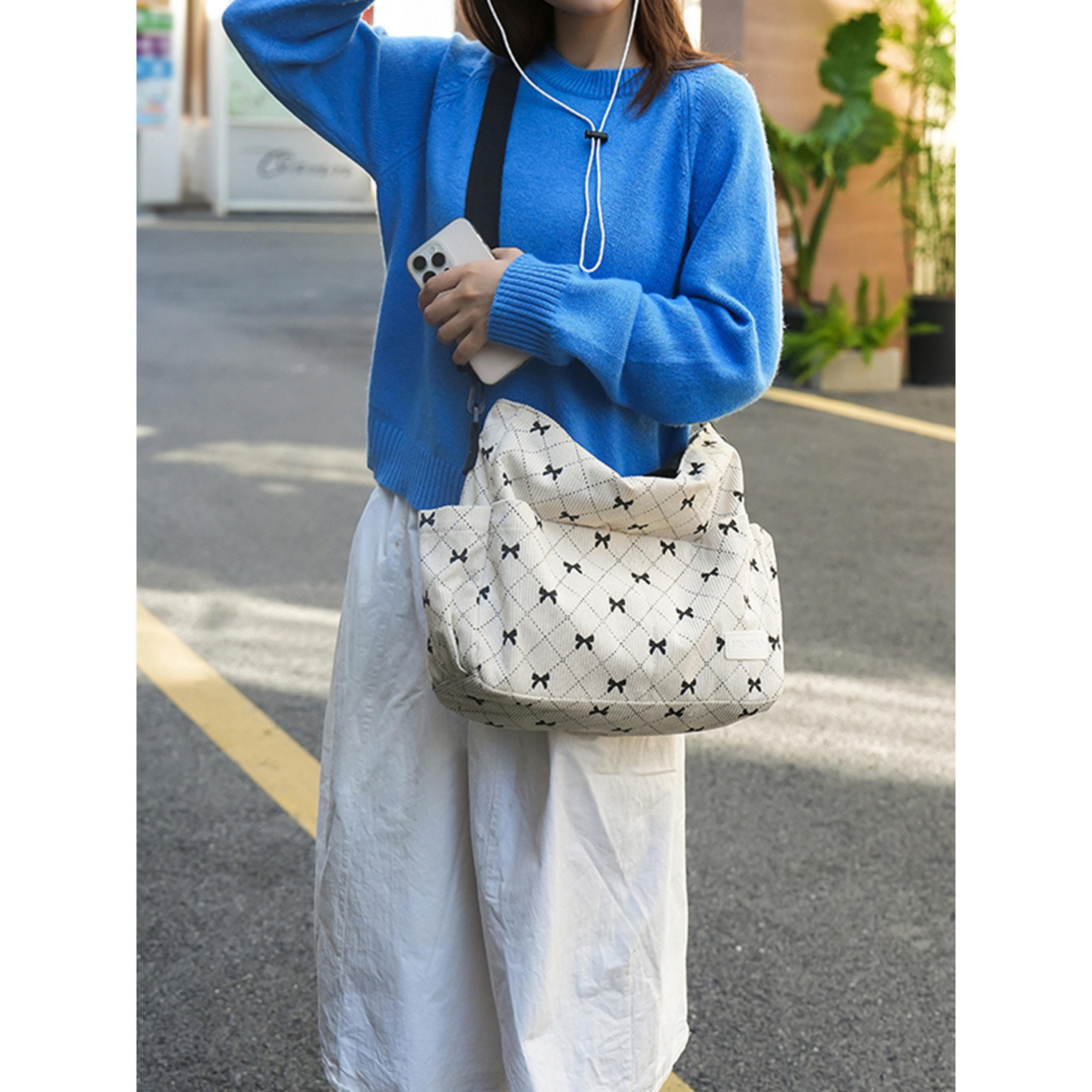 شنطة كتف بحزام مزدوج ونقشة فيونكة-women-bagsandwallets-handbags-image-2