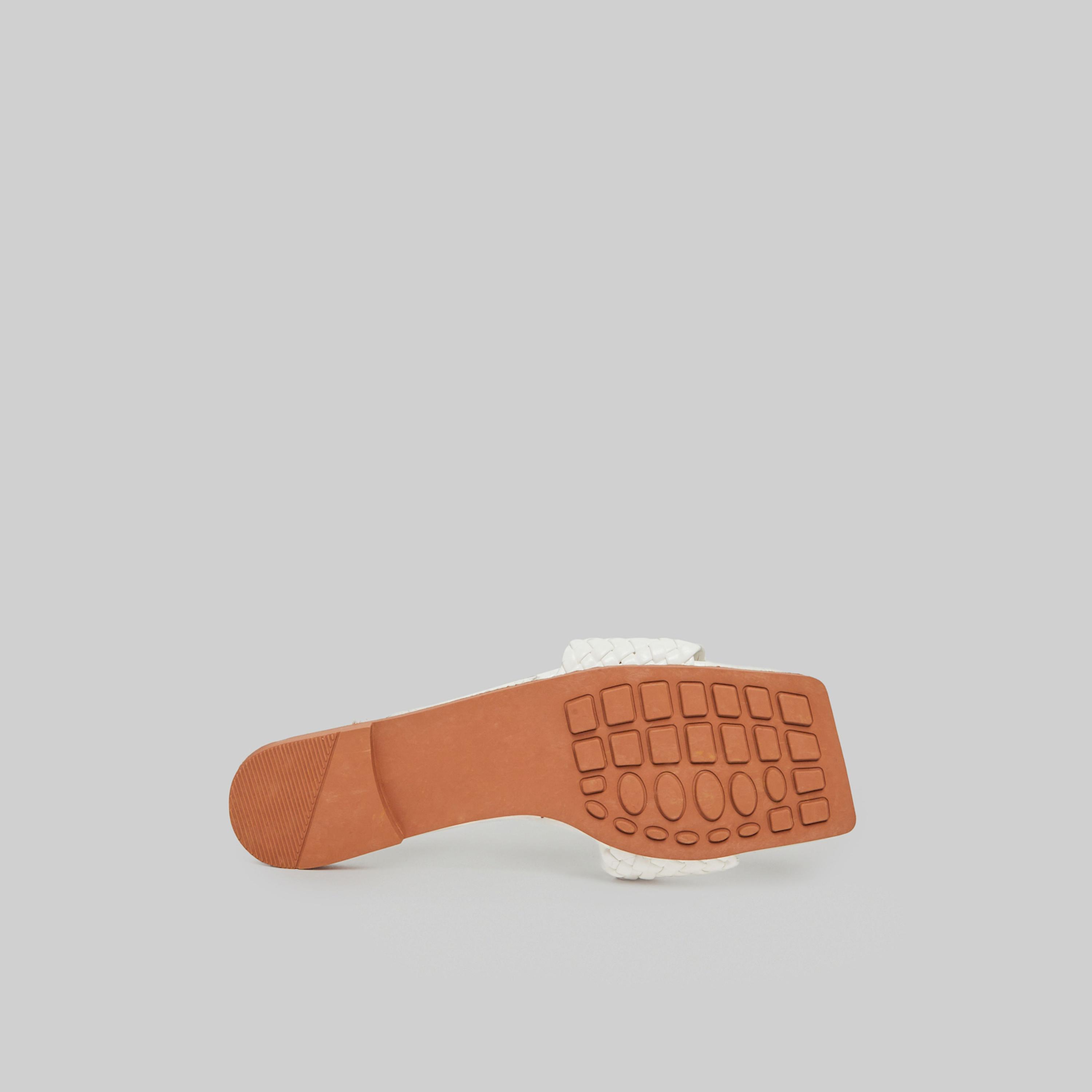تيك تو × ستايلي - صندل مسطح أبيض مضفر سهل الارتداء-women-shoes-sandals-flats-image-6