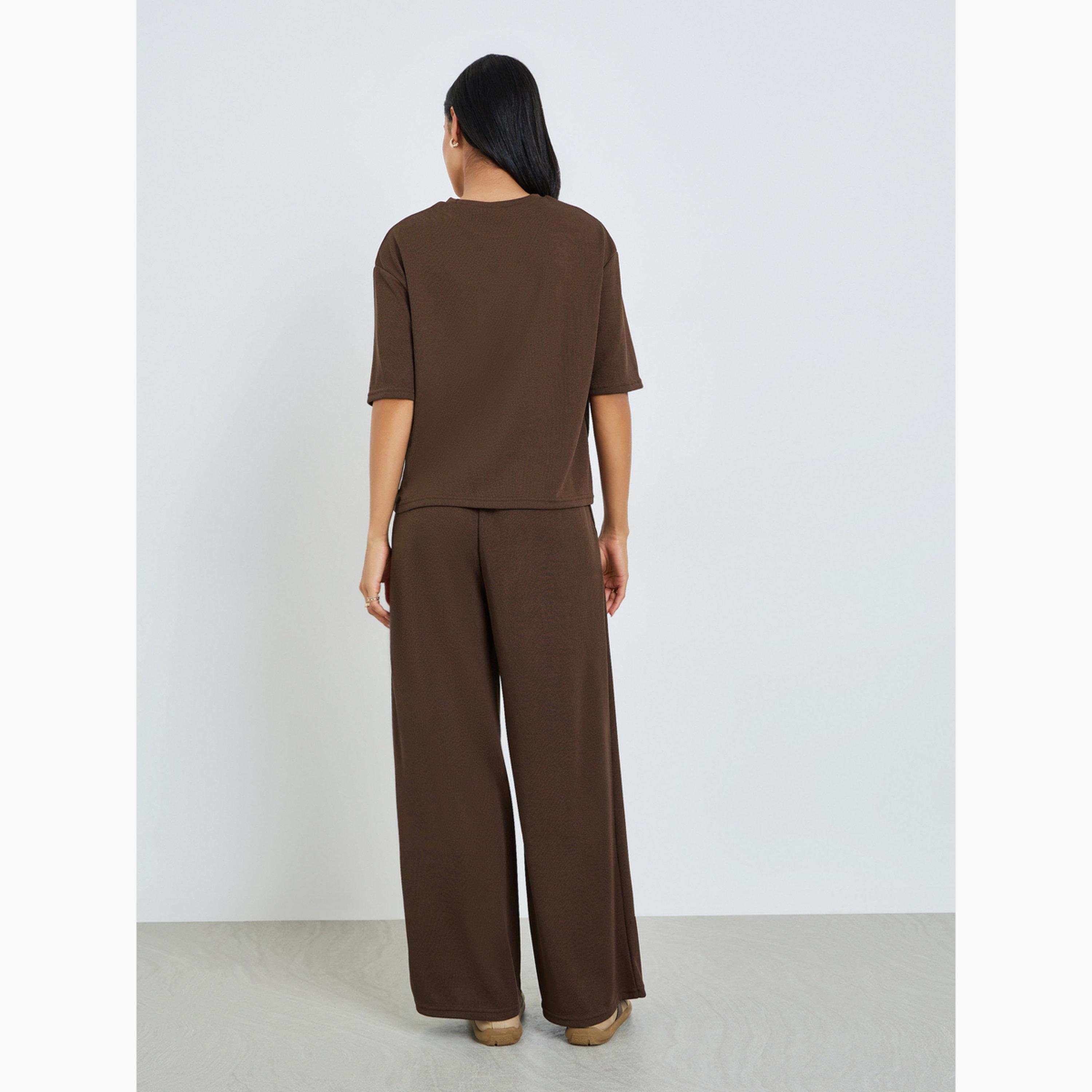 طقم منسق من جوغر بأرجل واسعة وتيشيرت مضلع بني-women-clothing-coordsets-image-6