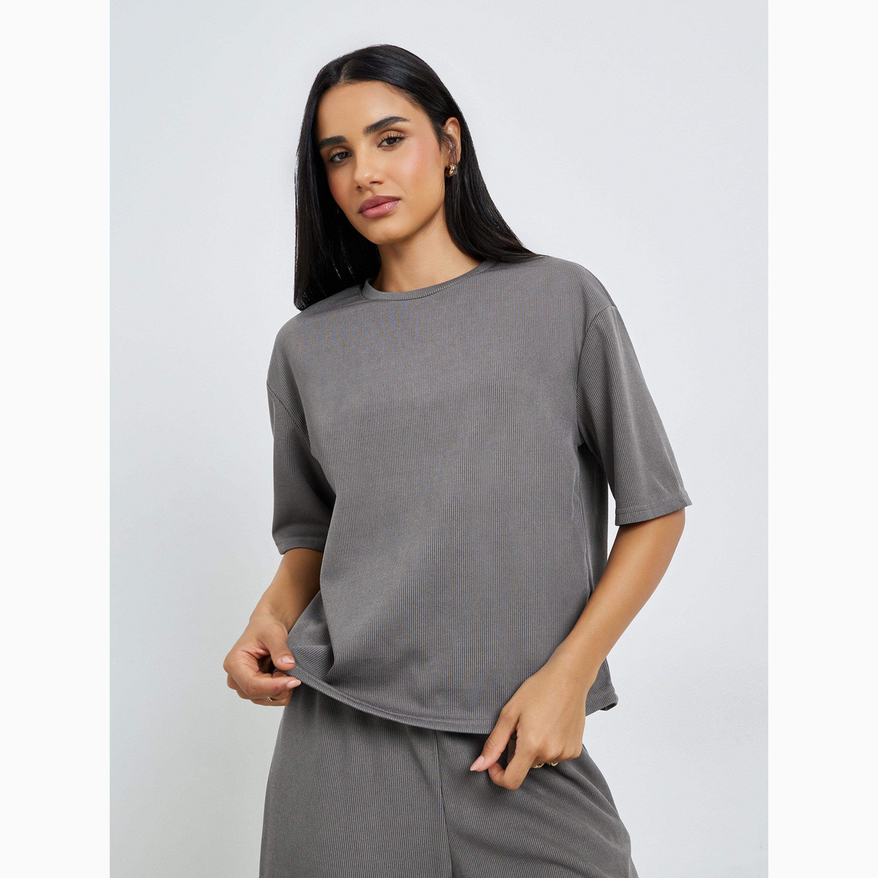 طقم منسق من جوغر بأرجل واسعة وتيشيرت مضلع-women-clothing-coordsets-image-2