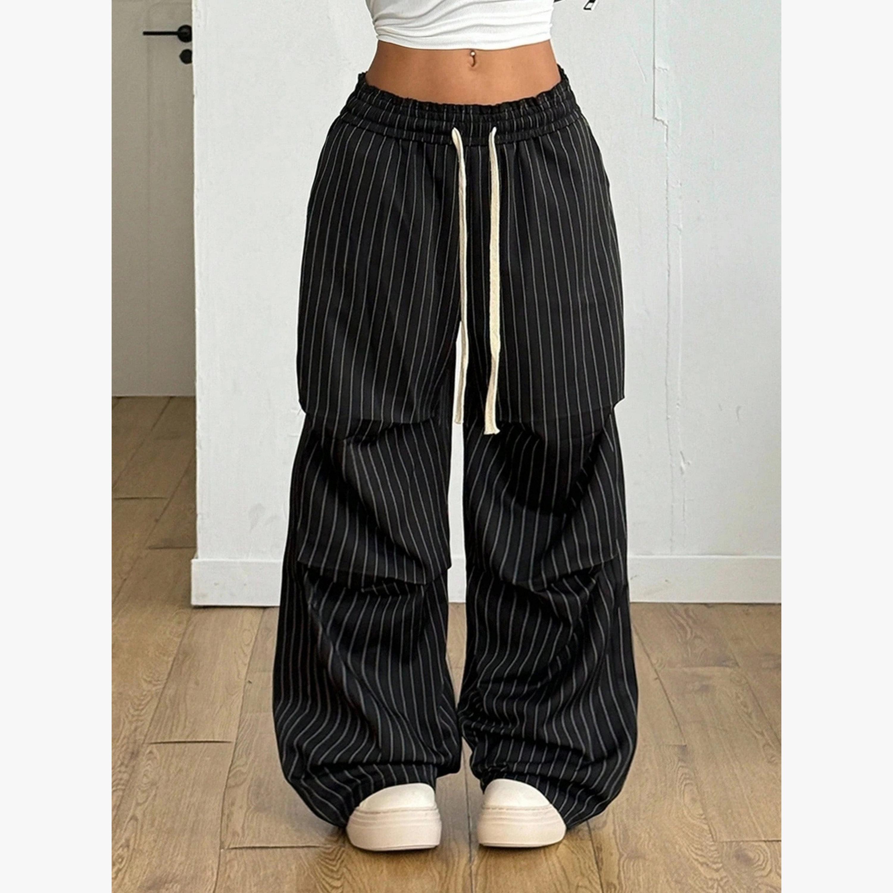 بنطال بأرجل واسعة وتفاصيل خطوط رفيعة-women-clothing-bottoms-joggers-image-1