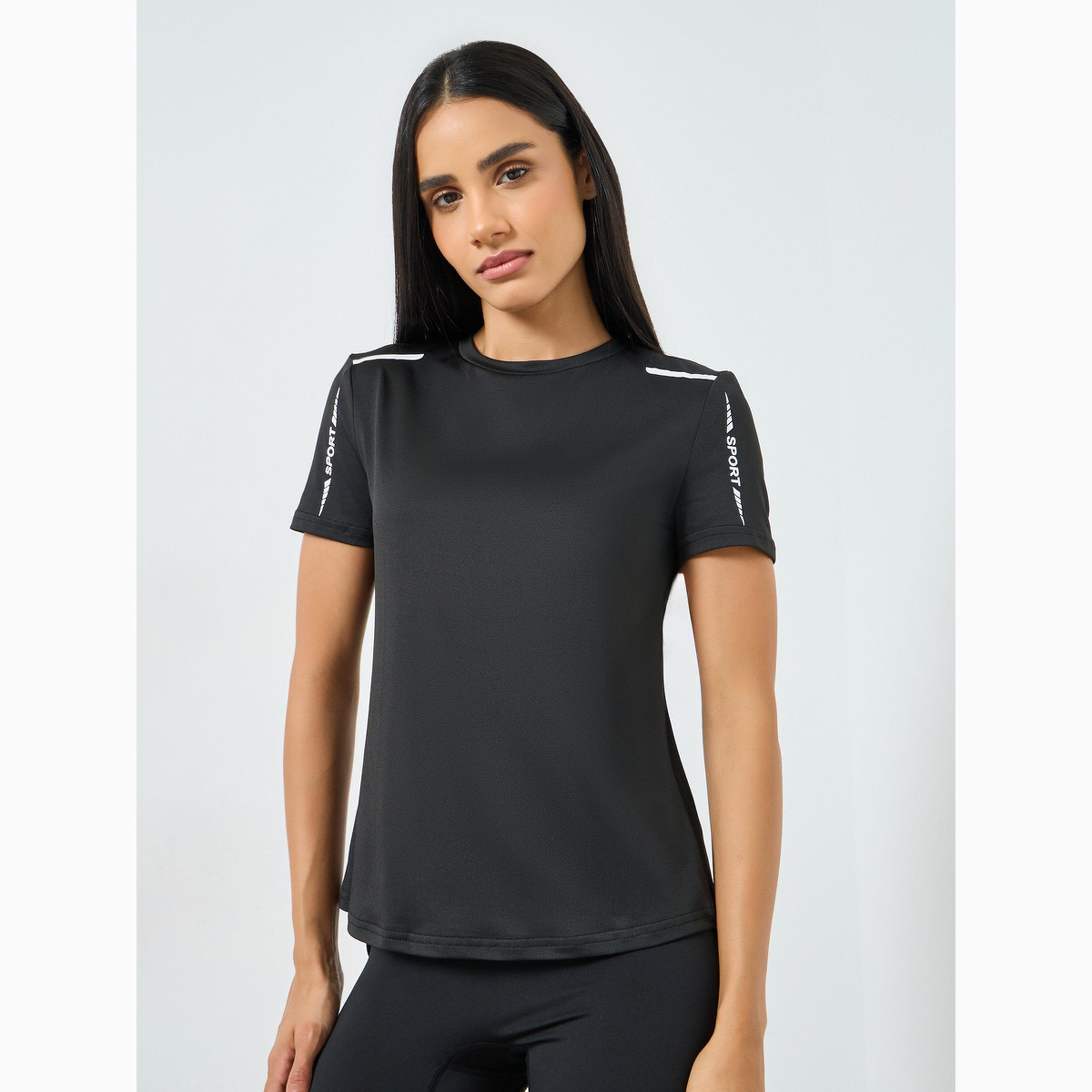 توب أسود بأكمام قصيرة وتفاصيل نصية وشريط عاكس على الكتف-sports-women-clothing-tshirtsandvests-image-1