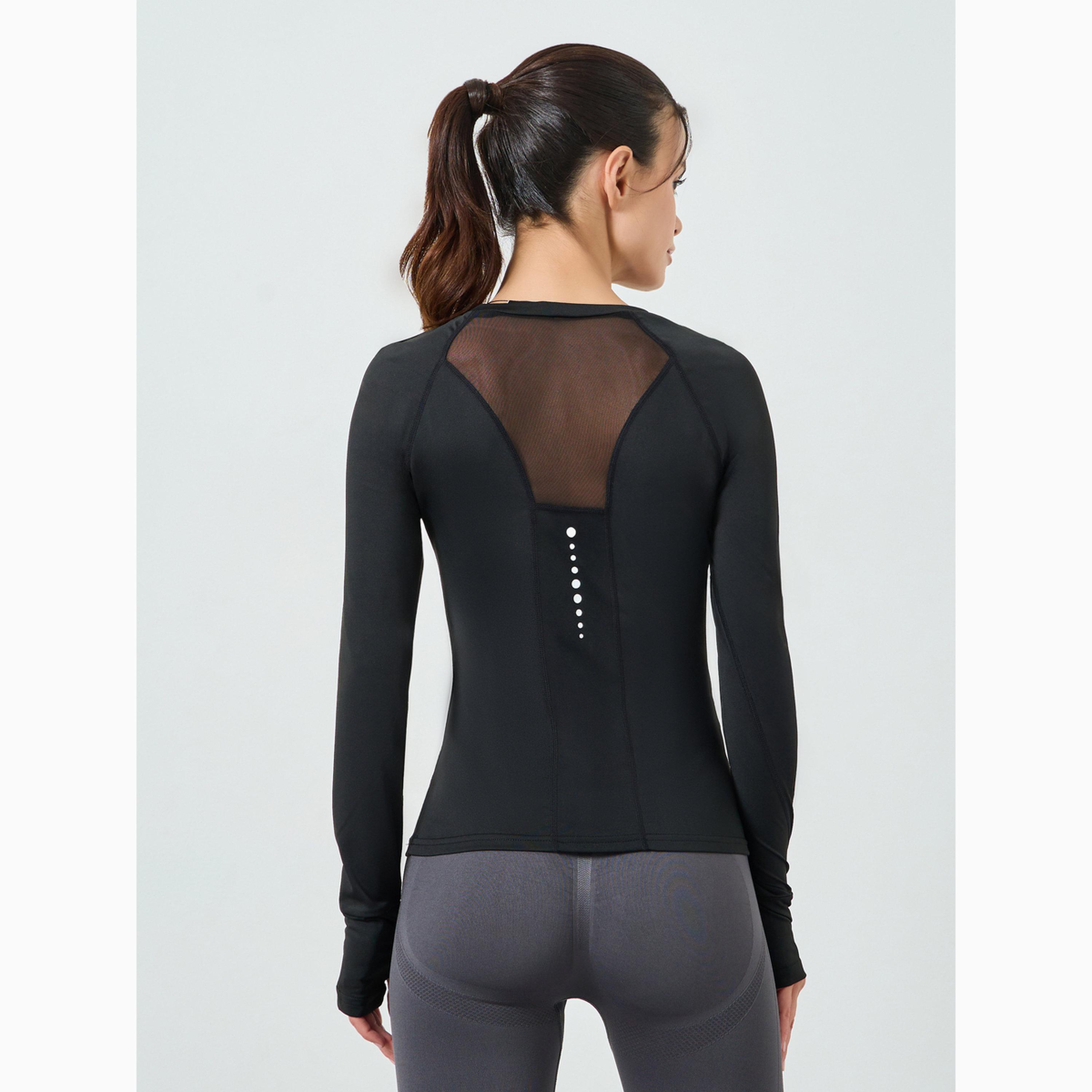 بلوزة بأكمام طويلة وتفاصيل عاكسة وشبك في الخلف لون أسود-sports-women-clothing-tshirtsandvests-image-6