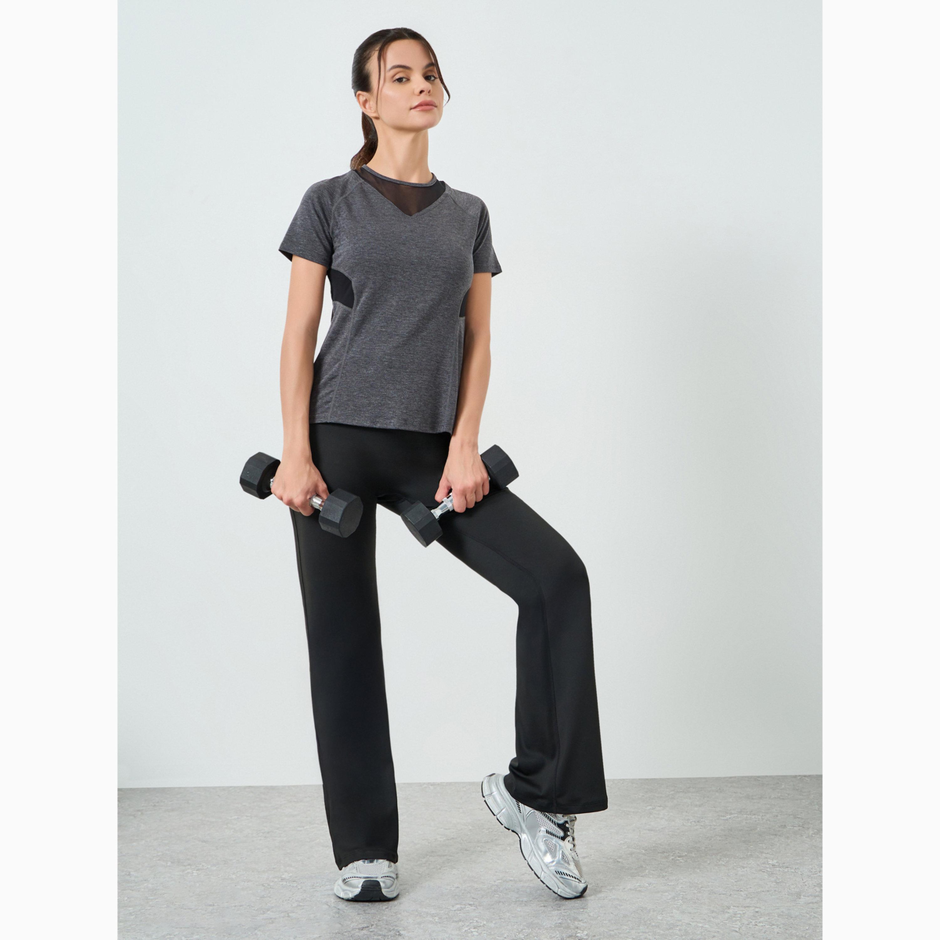 بلوزة بأكمام قصيرة وتفاصيل مزمومة في الخلف وشبك بنمط ميلانج لون شاركول-sports-women-clothing-tshirtsandvests-image-2