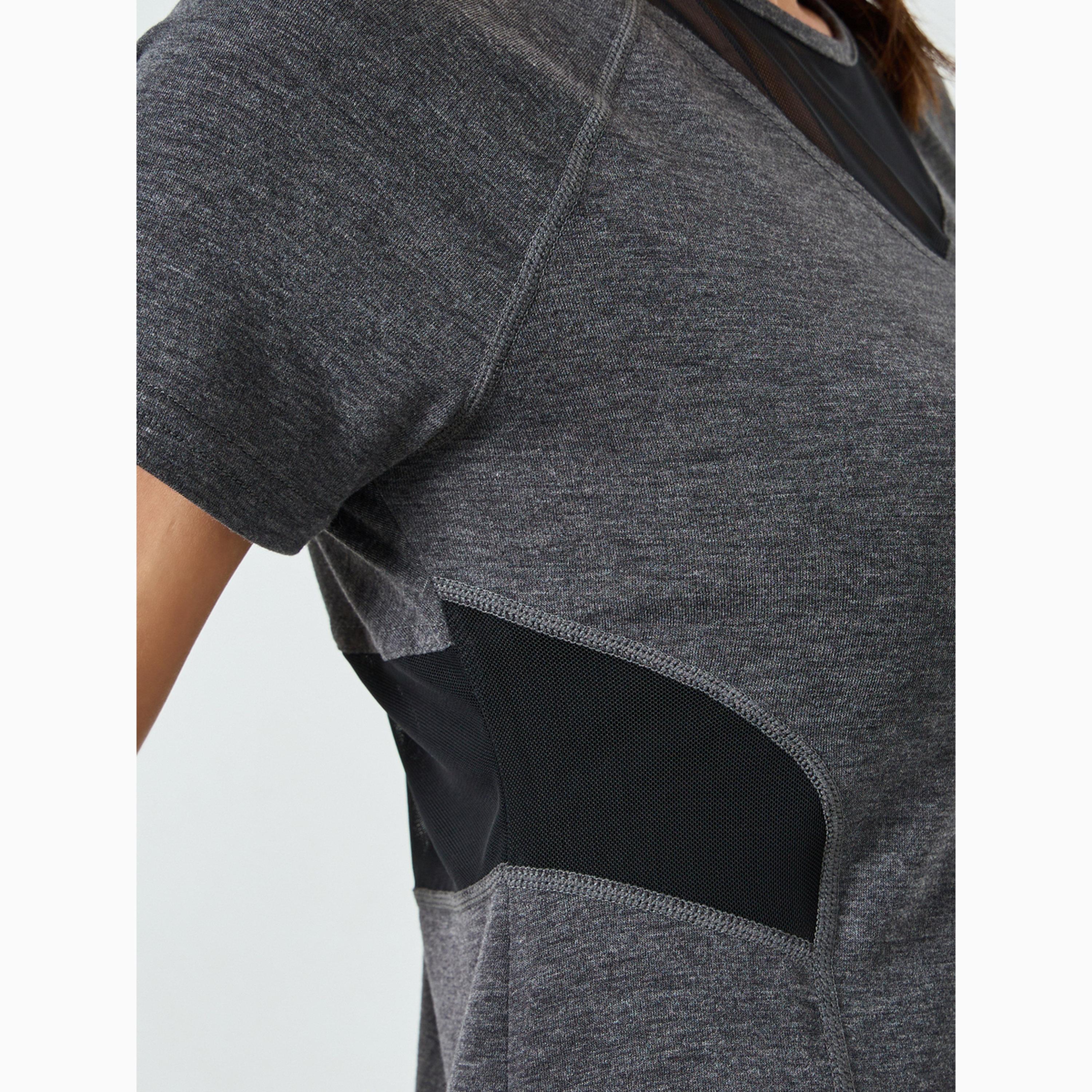 بلوزة بأكمام قصيرة وتفاصيل مزمومة في الخلف وشبك بنمط ميلانج لون شاركول-sports-women-clothing-tshirtsandvests-image-3