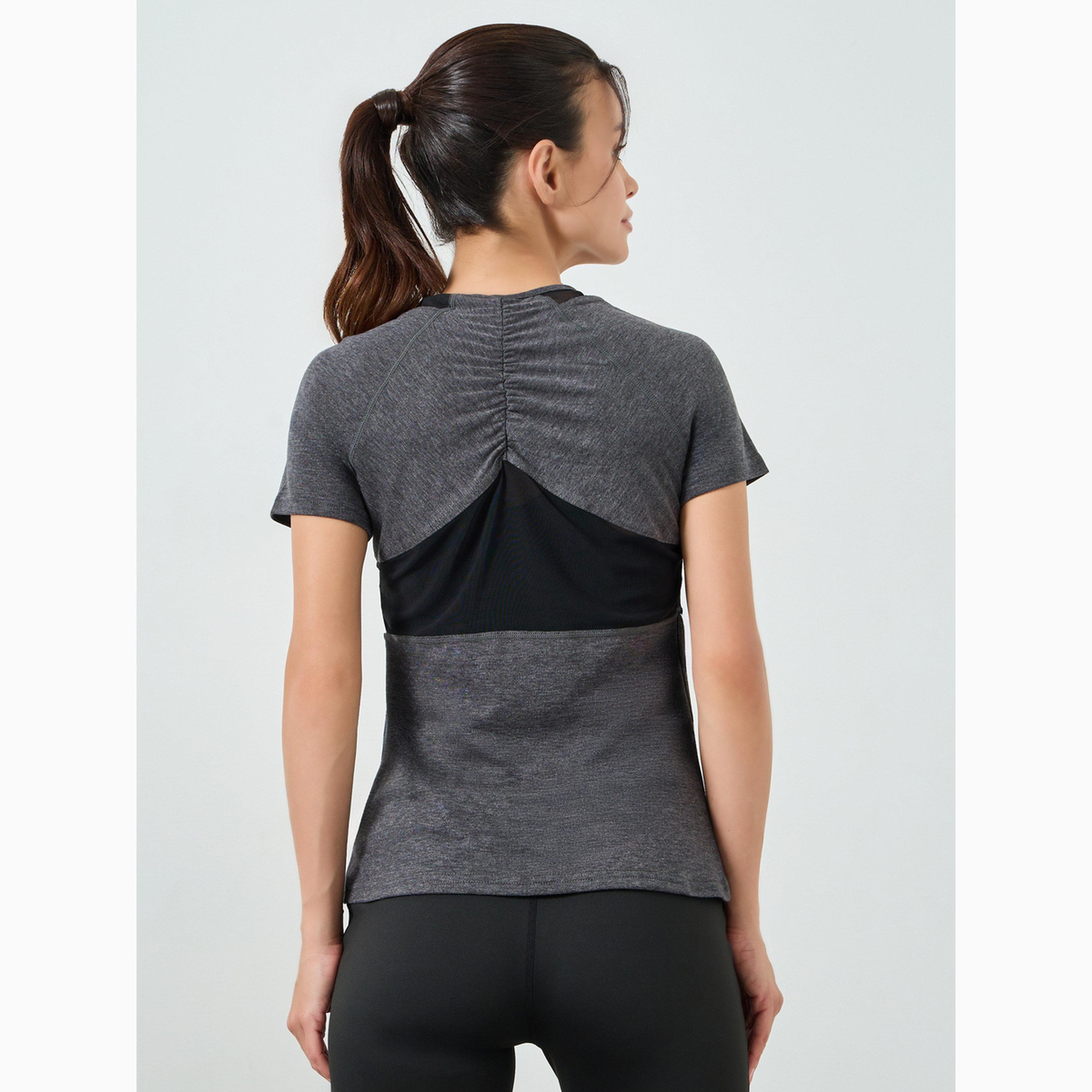 بلوزة بأكمام قصيرة وتفاصيل مزمومة في الخلف وشبك بنمط ميلانج لون شاركول-sports-women-clothing-tshirtsandvests-image-4
