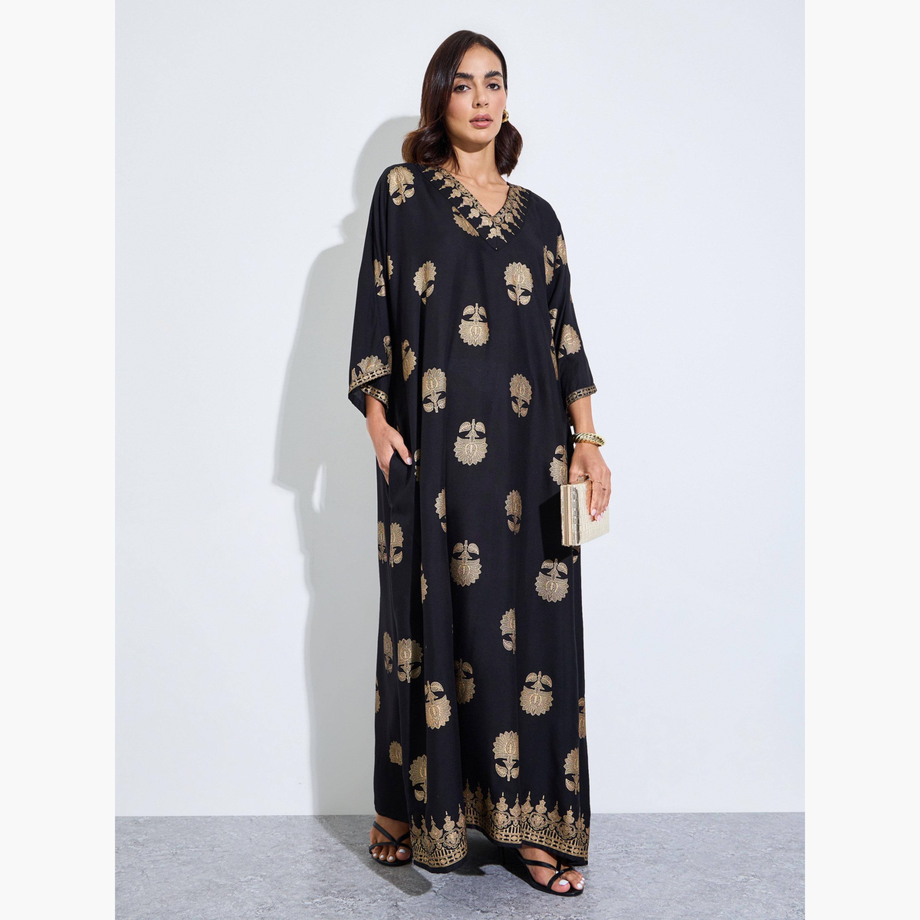 اميرة × ستايلي - جلابية بأكمام كيمونو مطبوعة برقائق معدنية سوداء-women-arabicclothing-jalabiyas-image-1