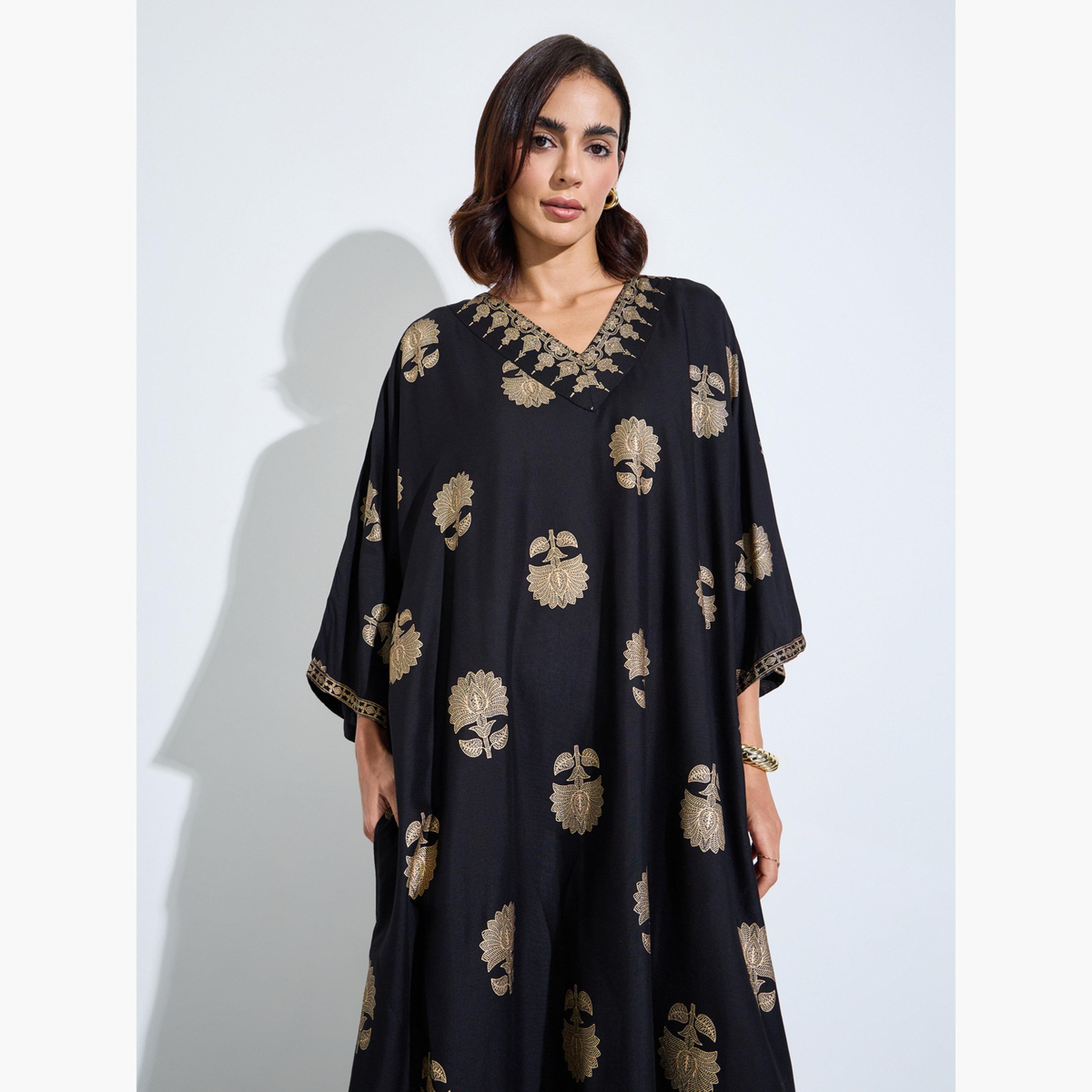 اميرة × ستايلي - جلابية بأكمام كيمونو مطبوعة برقائق معدنية سوداء-women-arabicclothing-jalabiyas-image-2