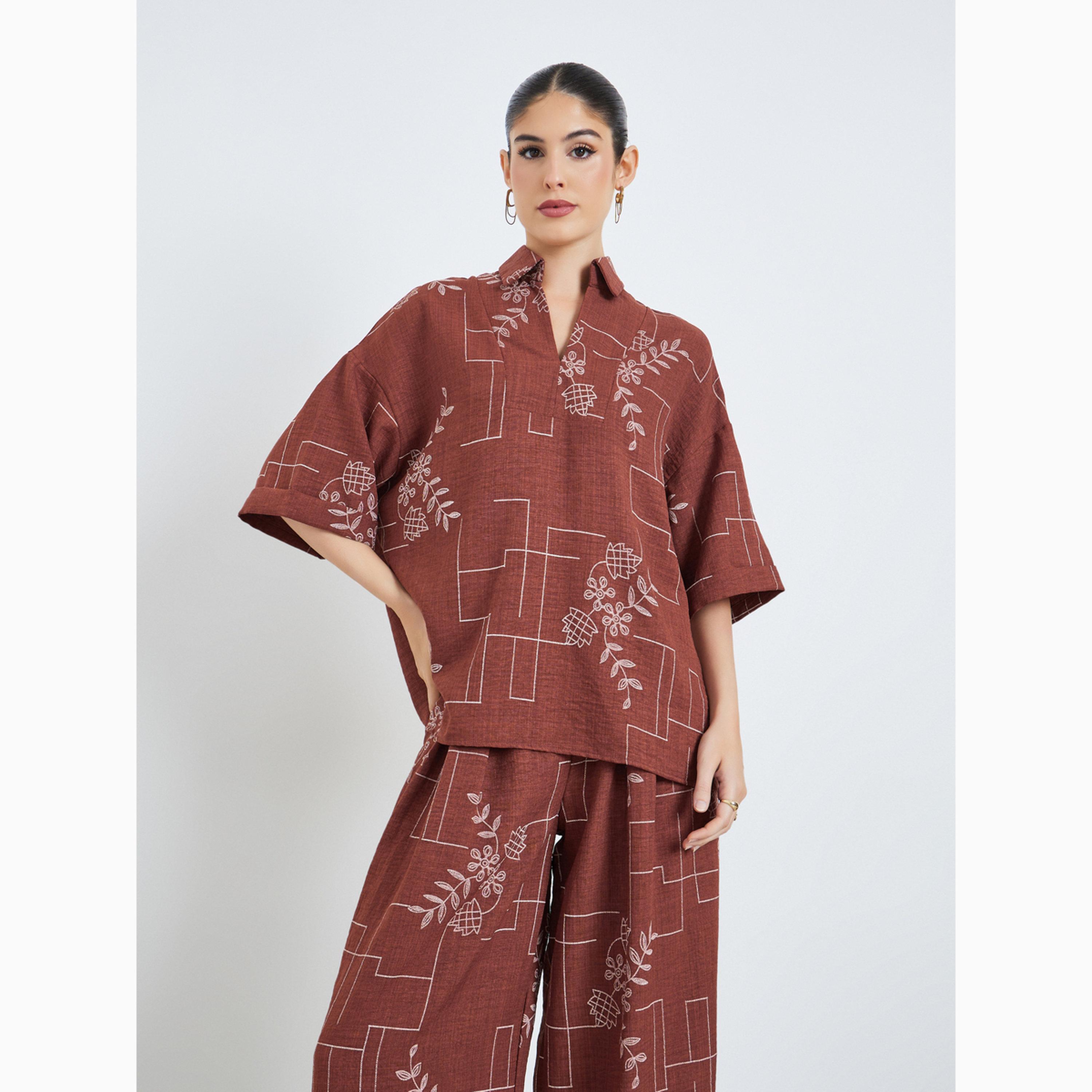 طقم محتشم من بنطال وبلوزة بياقة مفتوحة وطبعة زهور-women-arabicclothing-sets-image-2