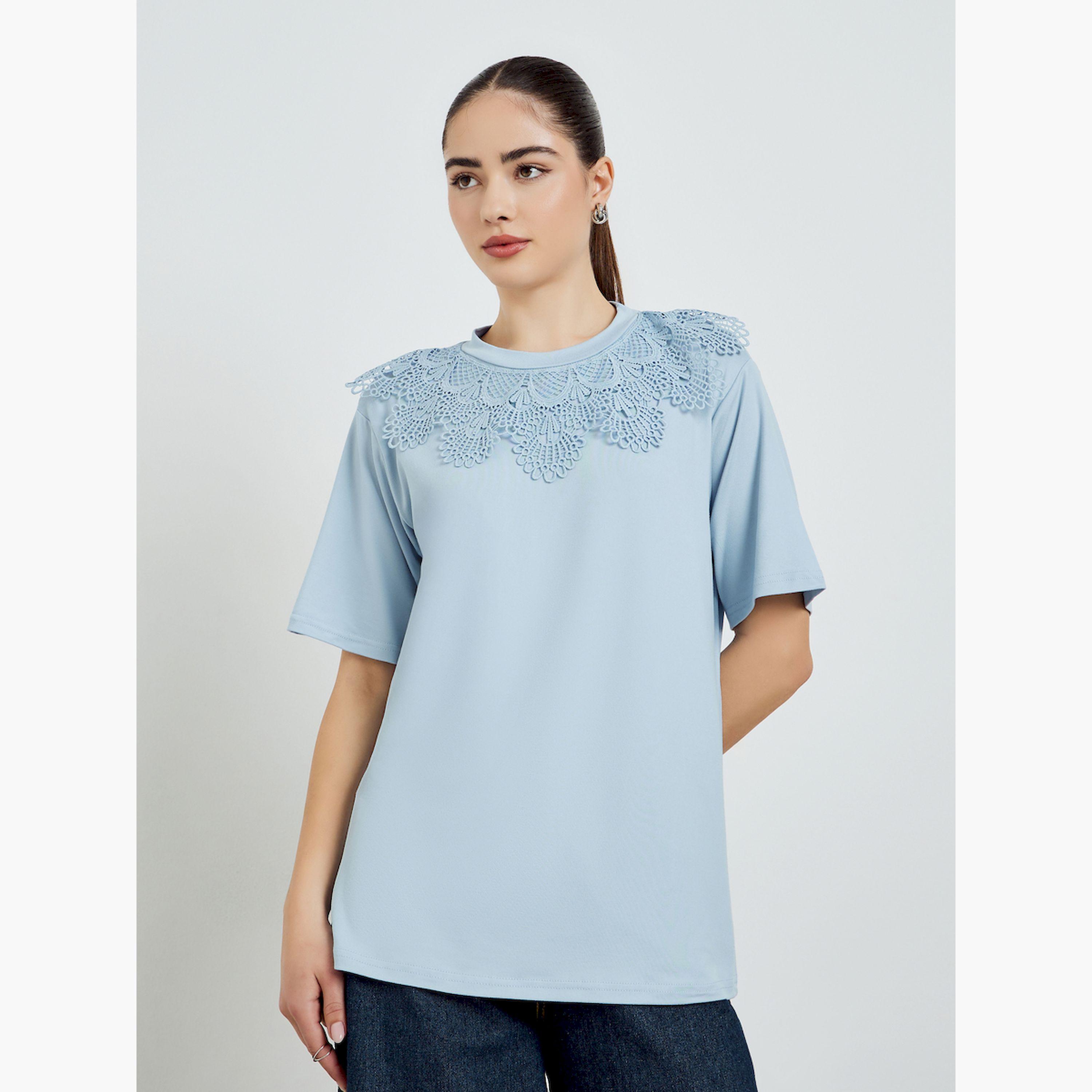 تيشيرت بياقة مزينة بدانتيل مع أكمام قصيرة-women-clothing-tshirts-image-1