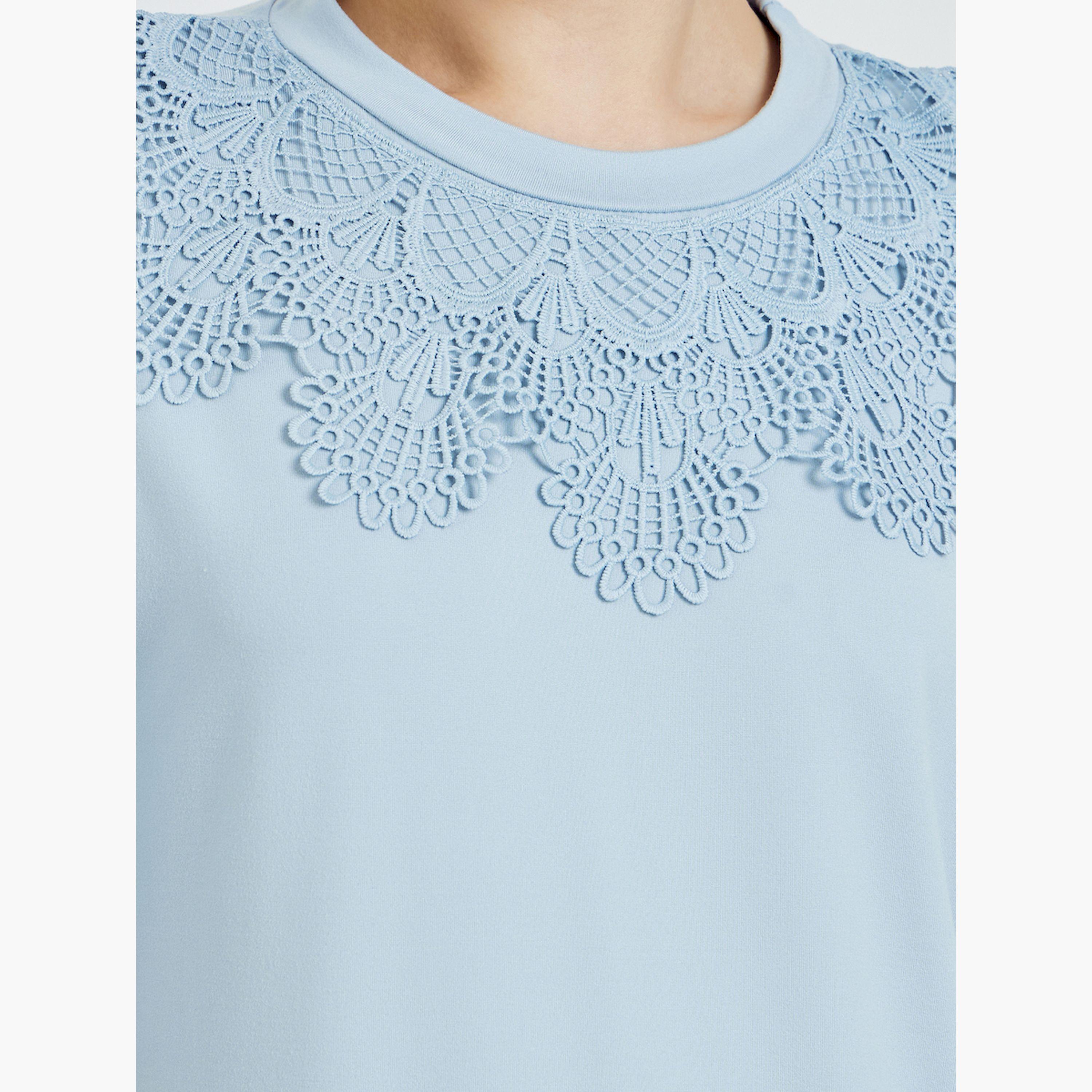 تيشيرت بياقة مزينة بدانتيل مع أكمام قصيرة-women-clothing-tshirts-image-5