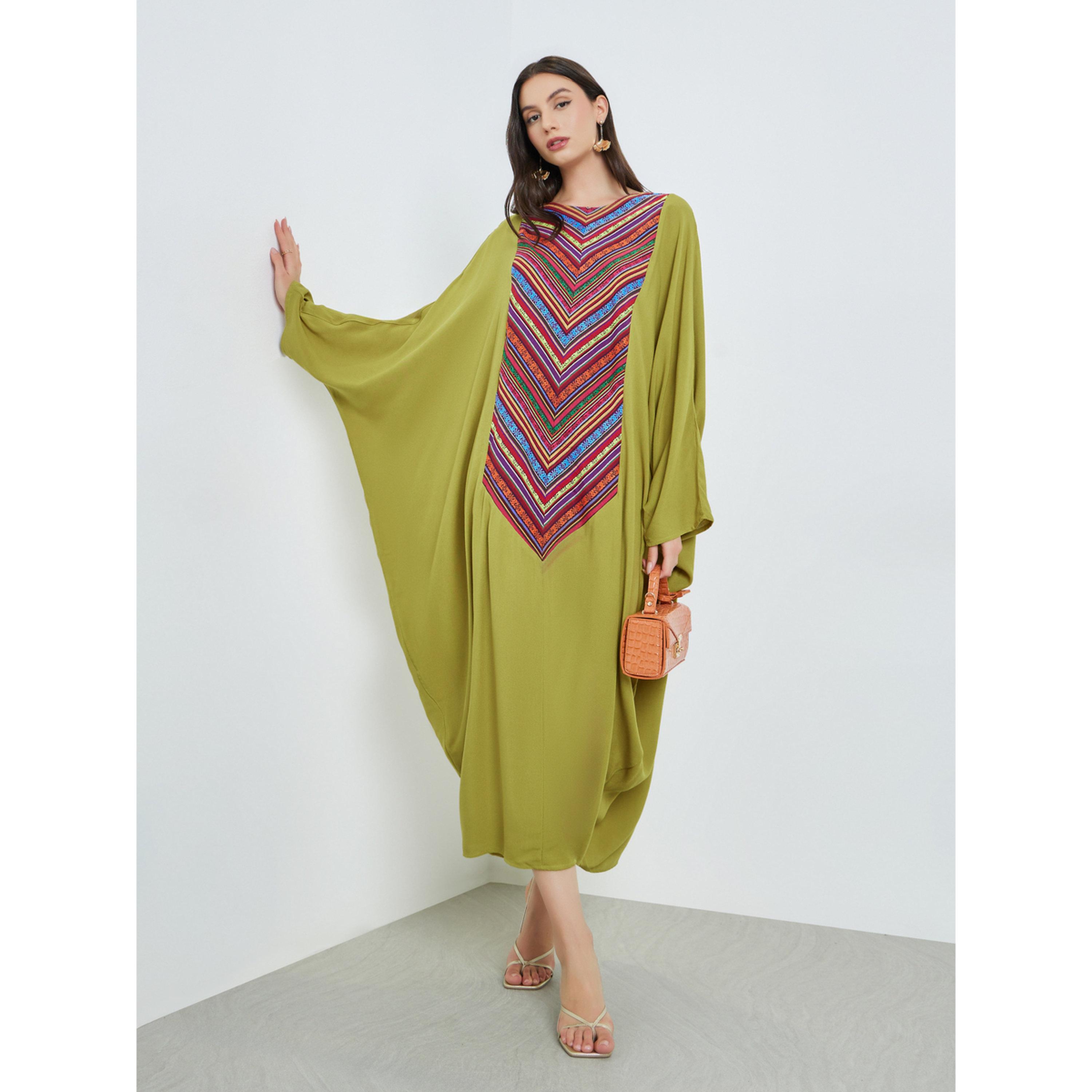 تيك تو × ستايلي - قفطان أخضر بنقوش وأكمام واسعة-women-arabicclothing-kaftan-image-1