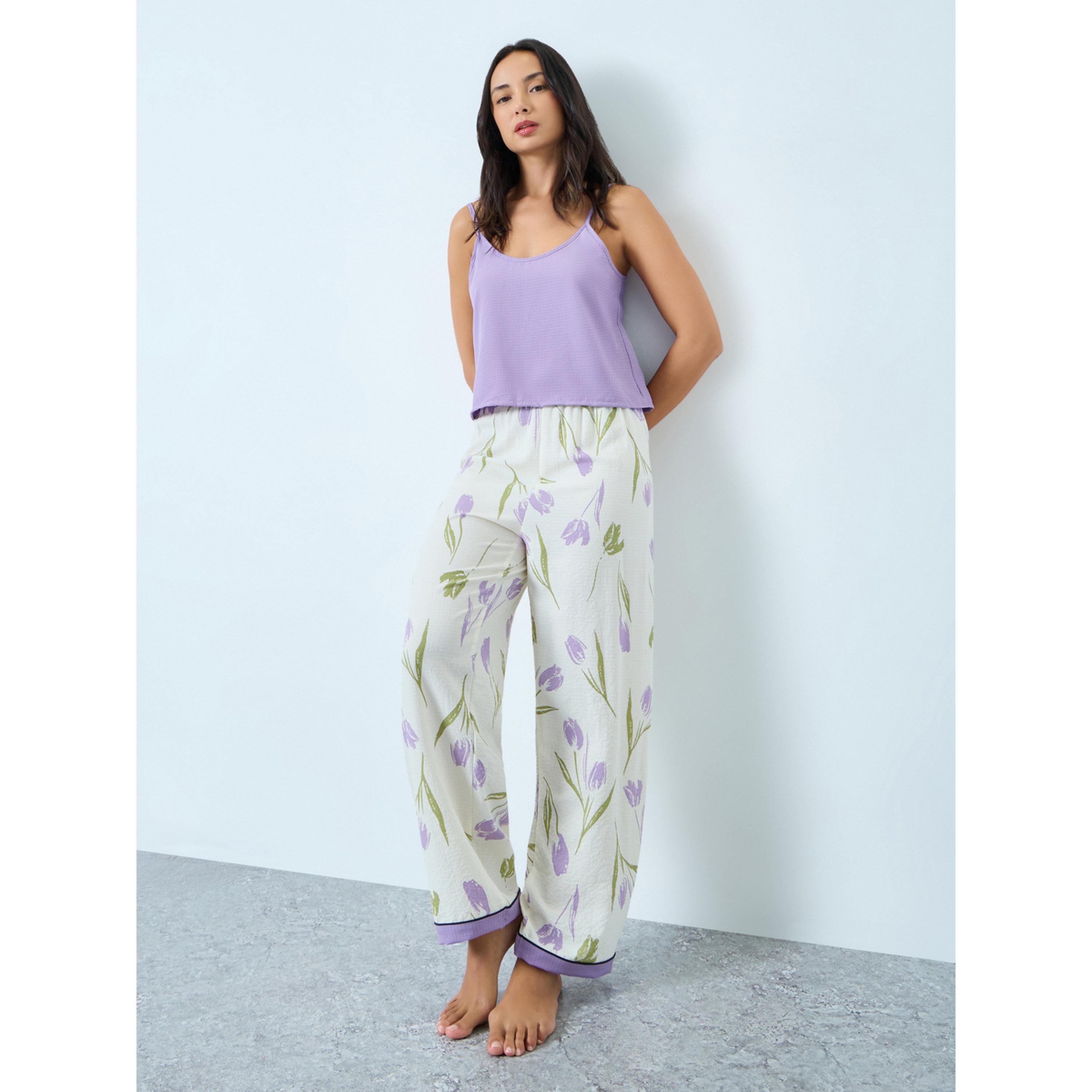 طقم بيجاما من بنطال بطبعة زهور وبلوزة كامي بتصميم بارز-women-clothing-nightwear-pyjamas-longsets-image-1