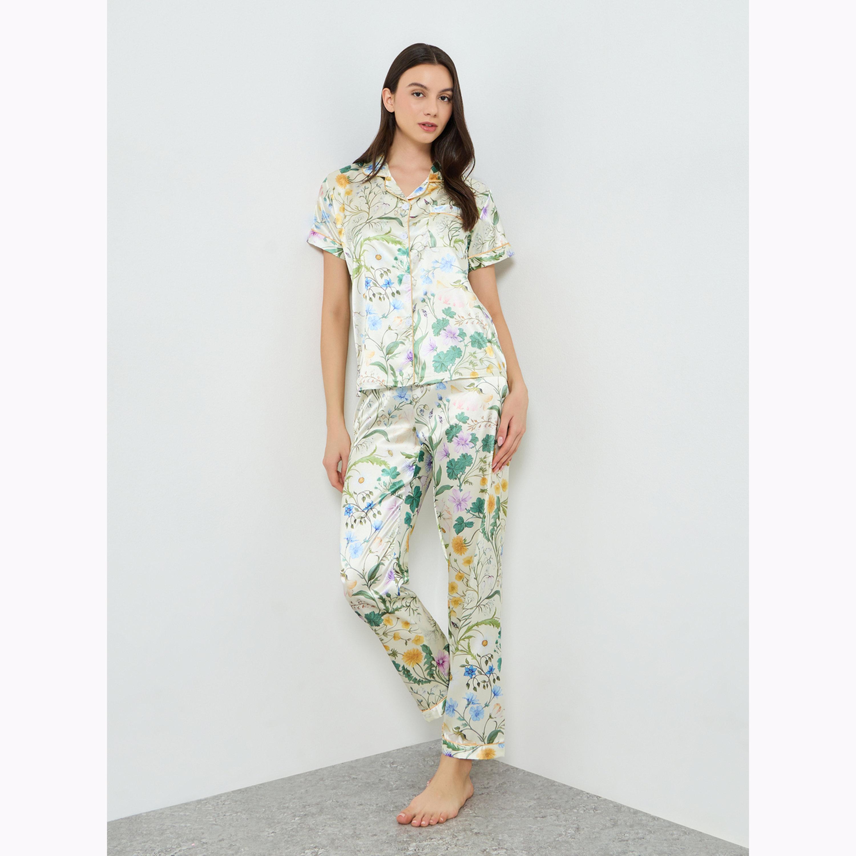 طقم بيجاما من بنطال وبلوزة ساتان بطبعة زهور وأكمام قصيرة-women-clothing-nightwear-pyjamas-longsets-image-1