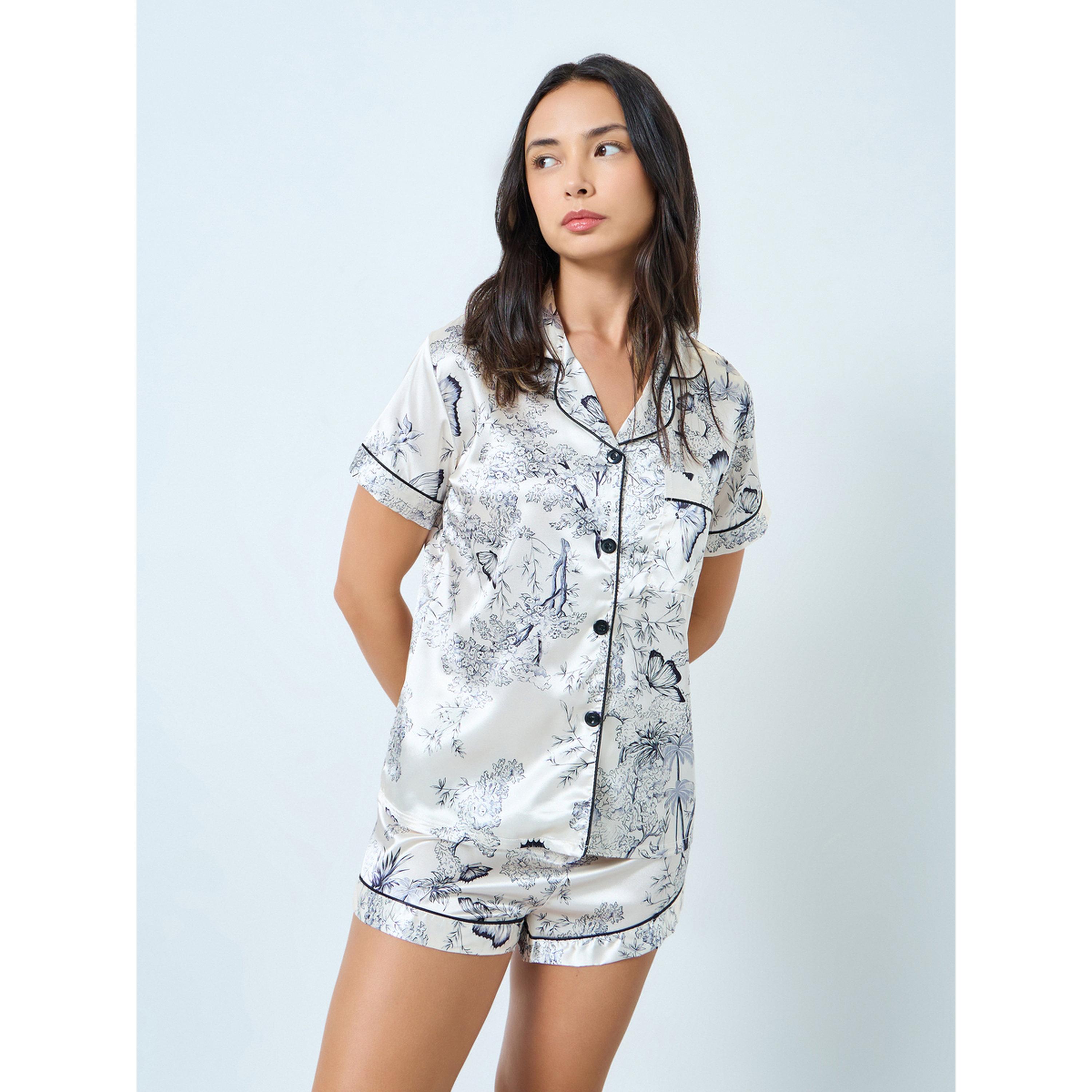 مجموعة من شورت وبلوزة ستان بطبعة زهور وفراشات-women-clothing-nightwear-pyjamas-shortsets-image-1