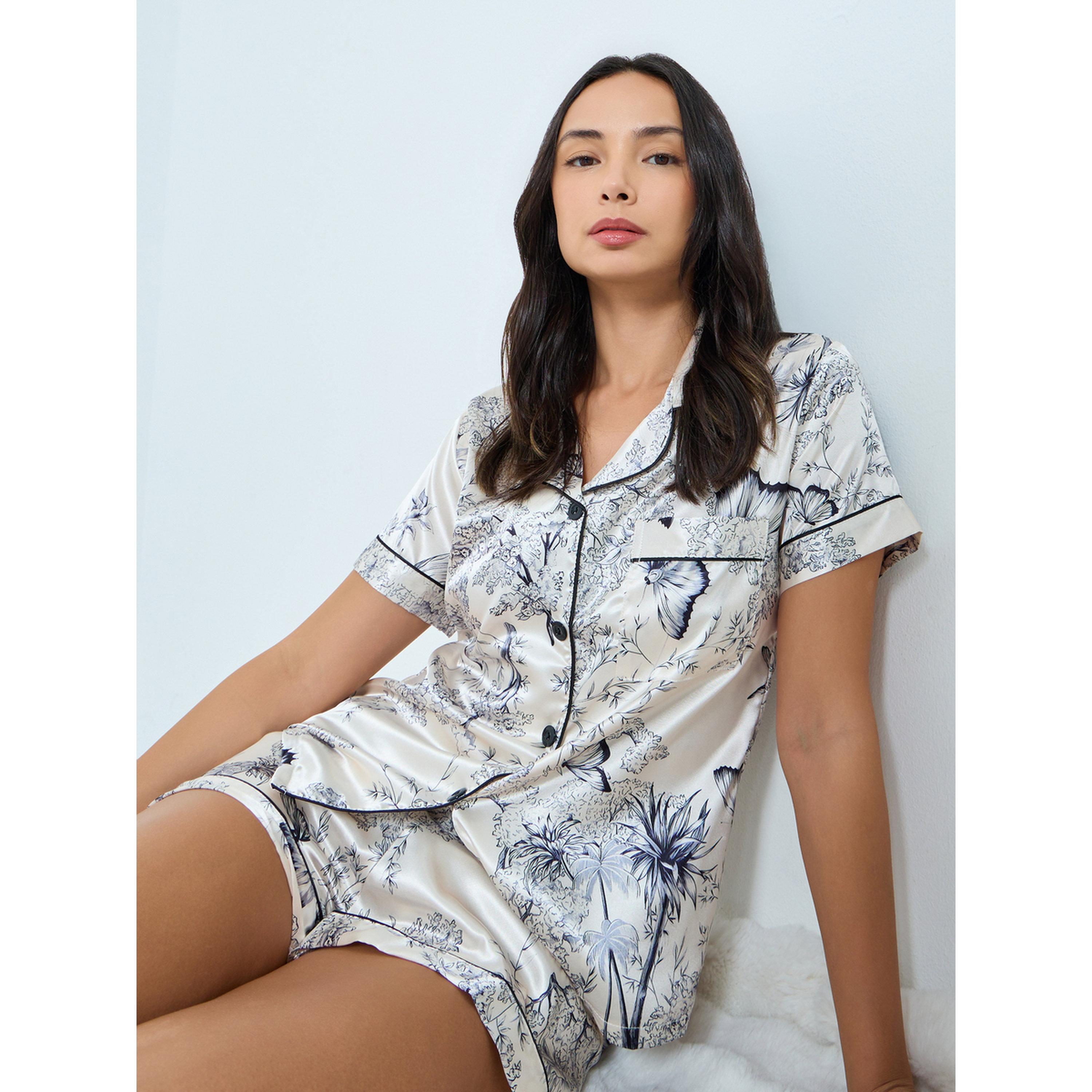 مجموعة من شورت وبلوزة ستان بطبعة زهور وفراشات-women-clothing-nightwear-pyjamas-shortsets-image-3