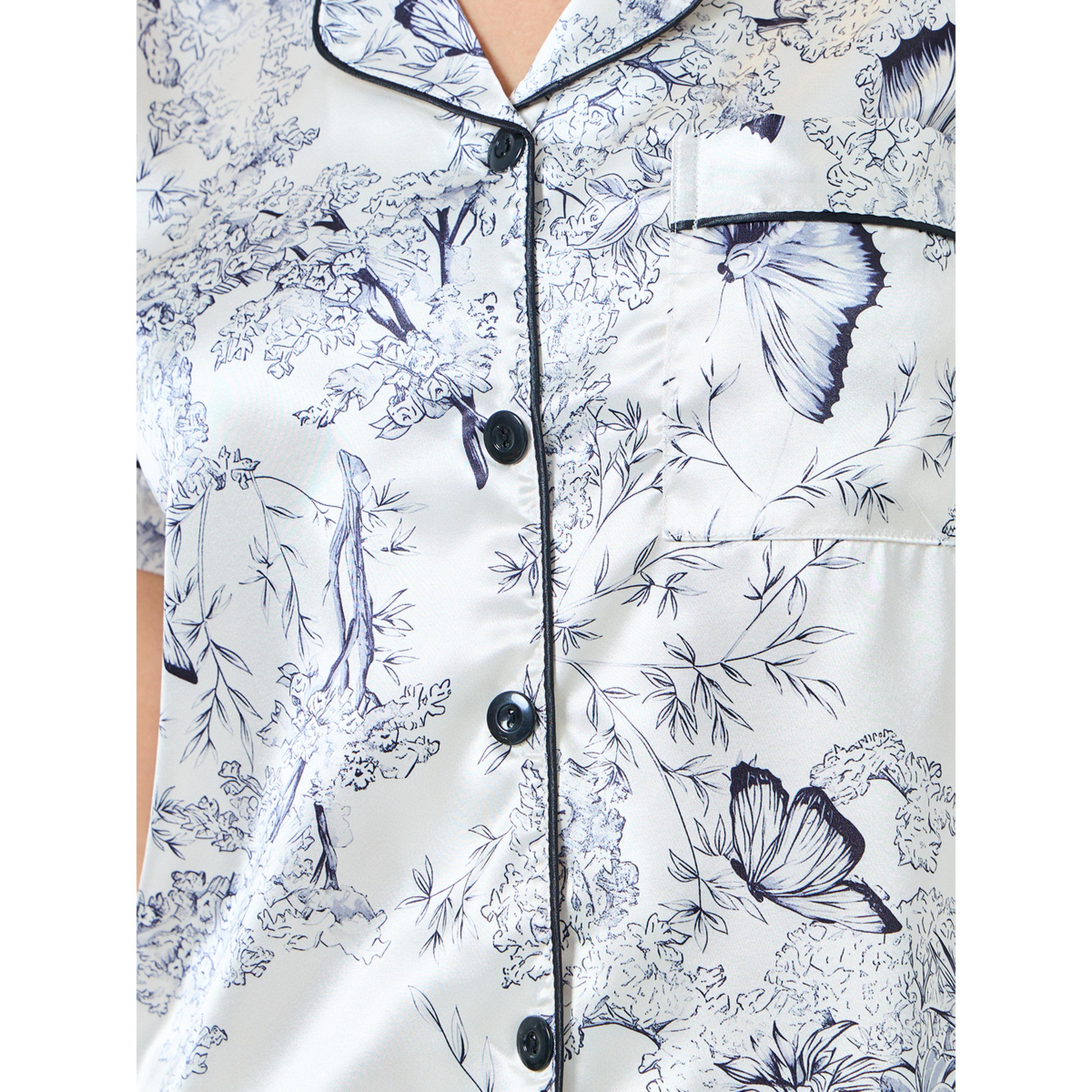مجموعة من شورت وبلوزة ستان بطبعة زهور وفراشات-women-clothing-nightwear-pyjamas-shortsets-image-1
