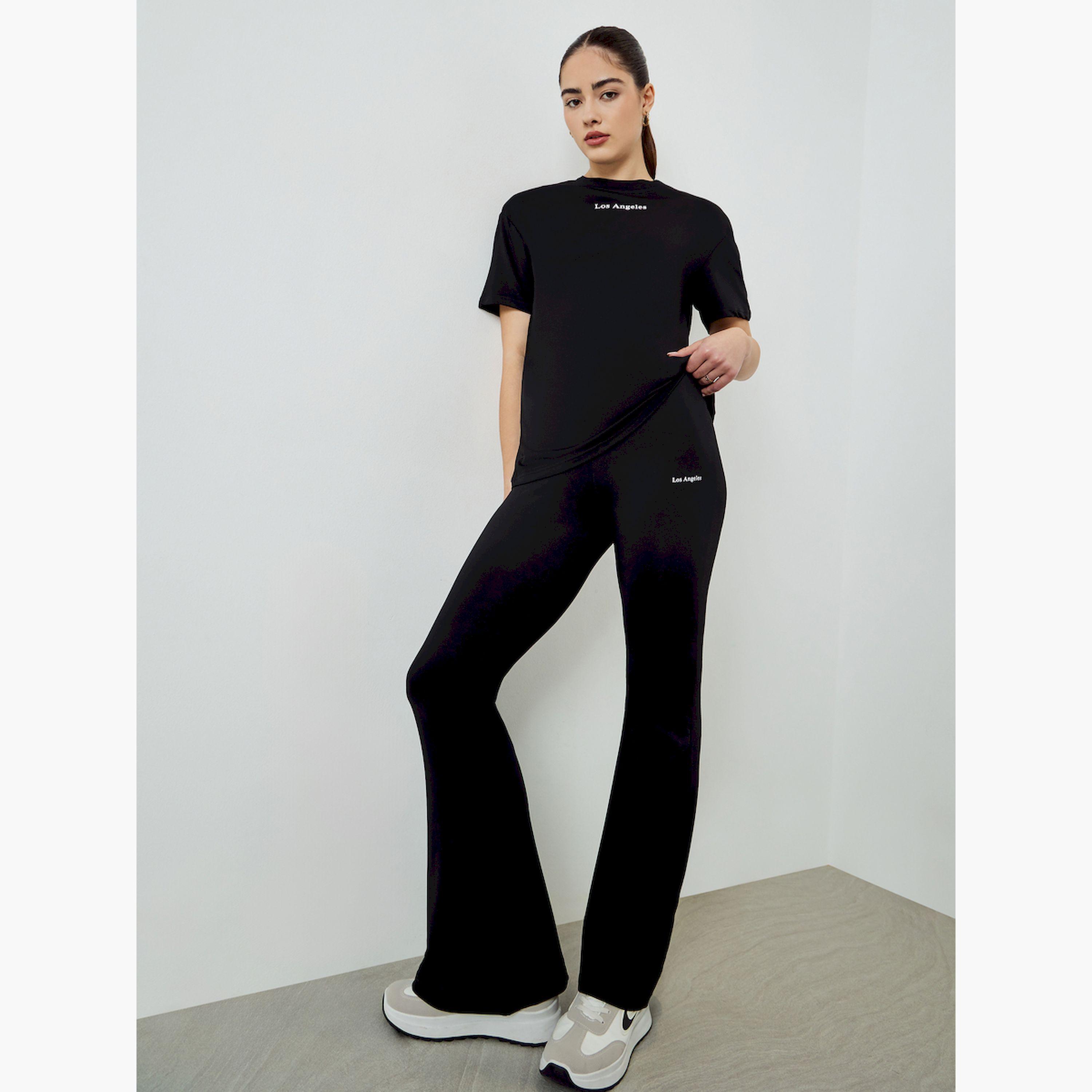 طقم منسق من ليقنز بحافة واسعة وتيشيرت واسع بشعار-women-clothing-coordsets-image-1