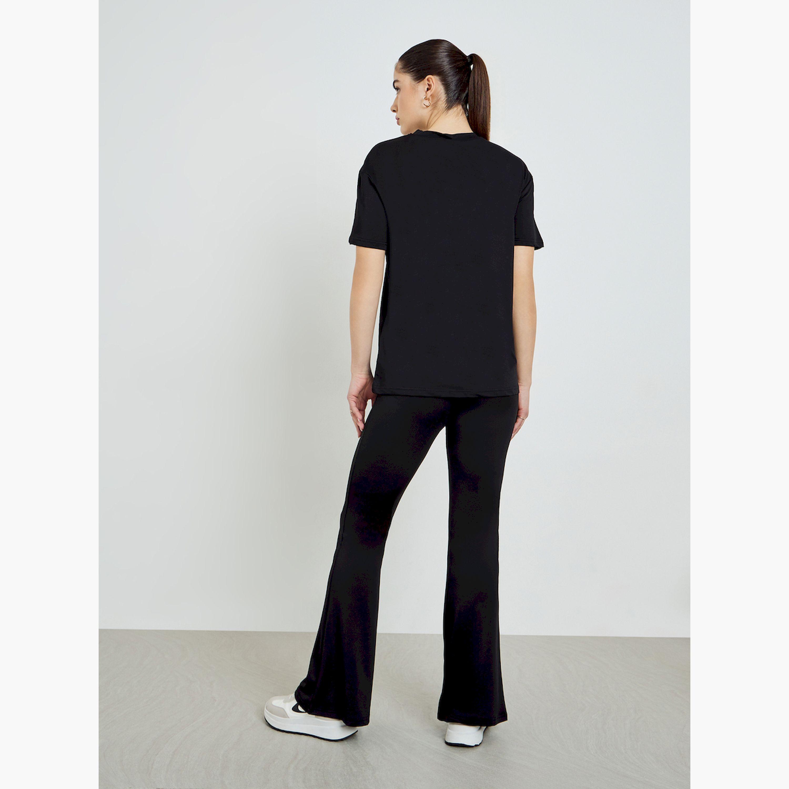 طقم منسق من ليقنز بحافة واسعة وتيشيرت واسع بشعار-women-clothing-coordsets-image-5