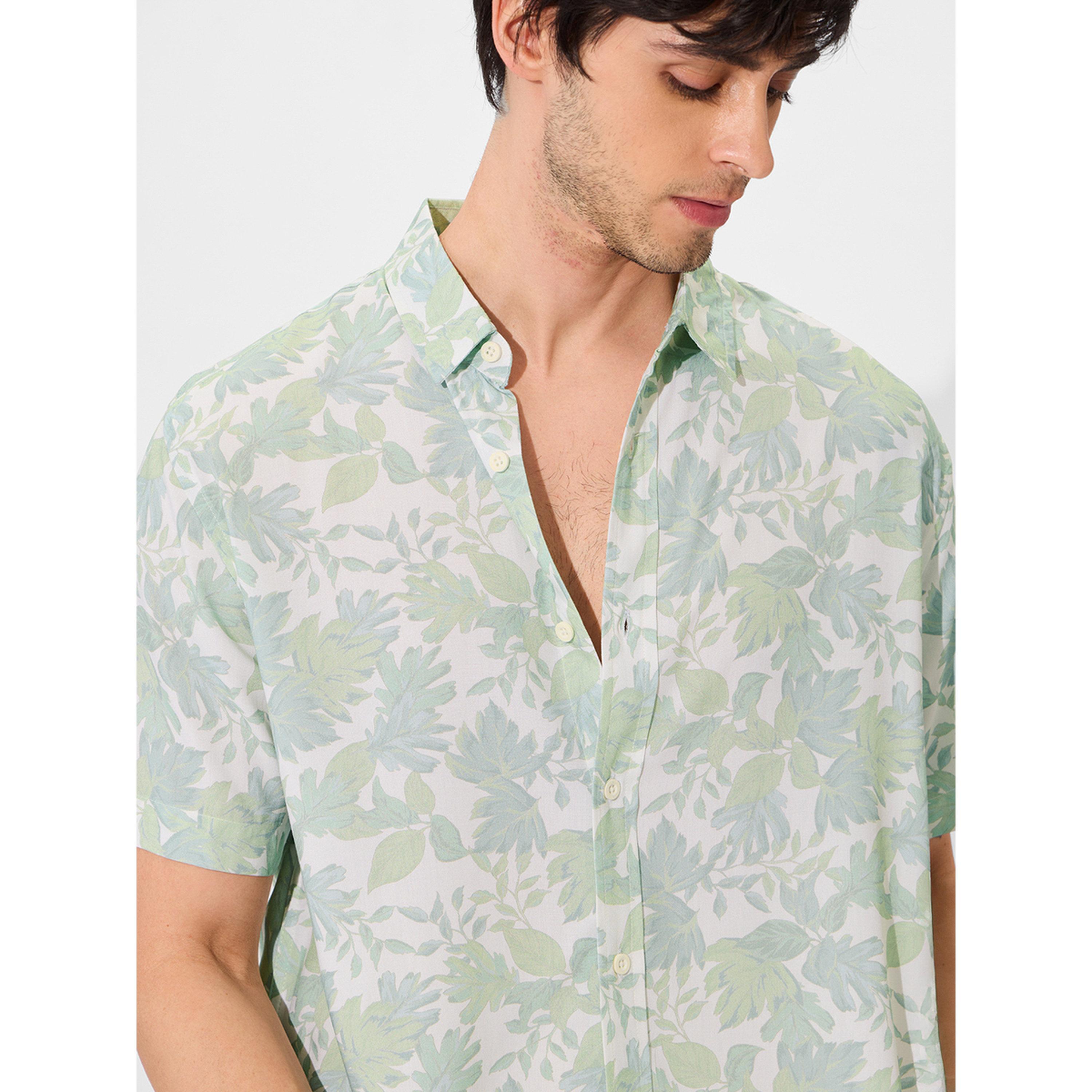 قميص بأكمام قصيرة وطبعة أوراق شجر-men-clothing-shirts-image-6