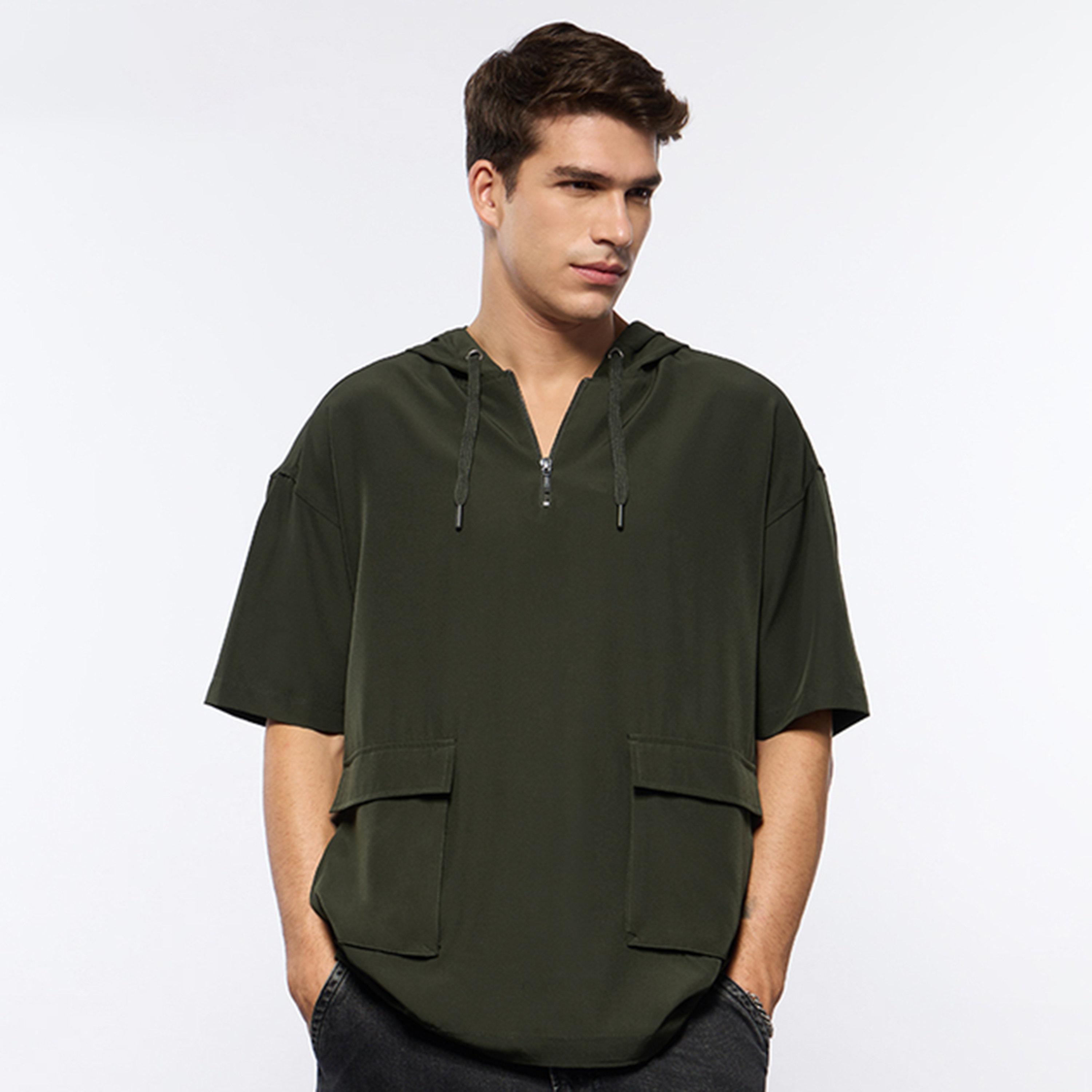 تيشيرت قطن بقلنسوة وقصة واسعة-men-clothing-tshirtsandpolos-tshirts-image-1