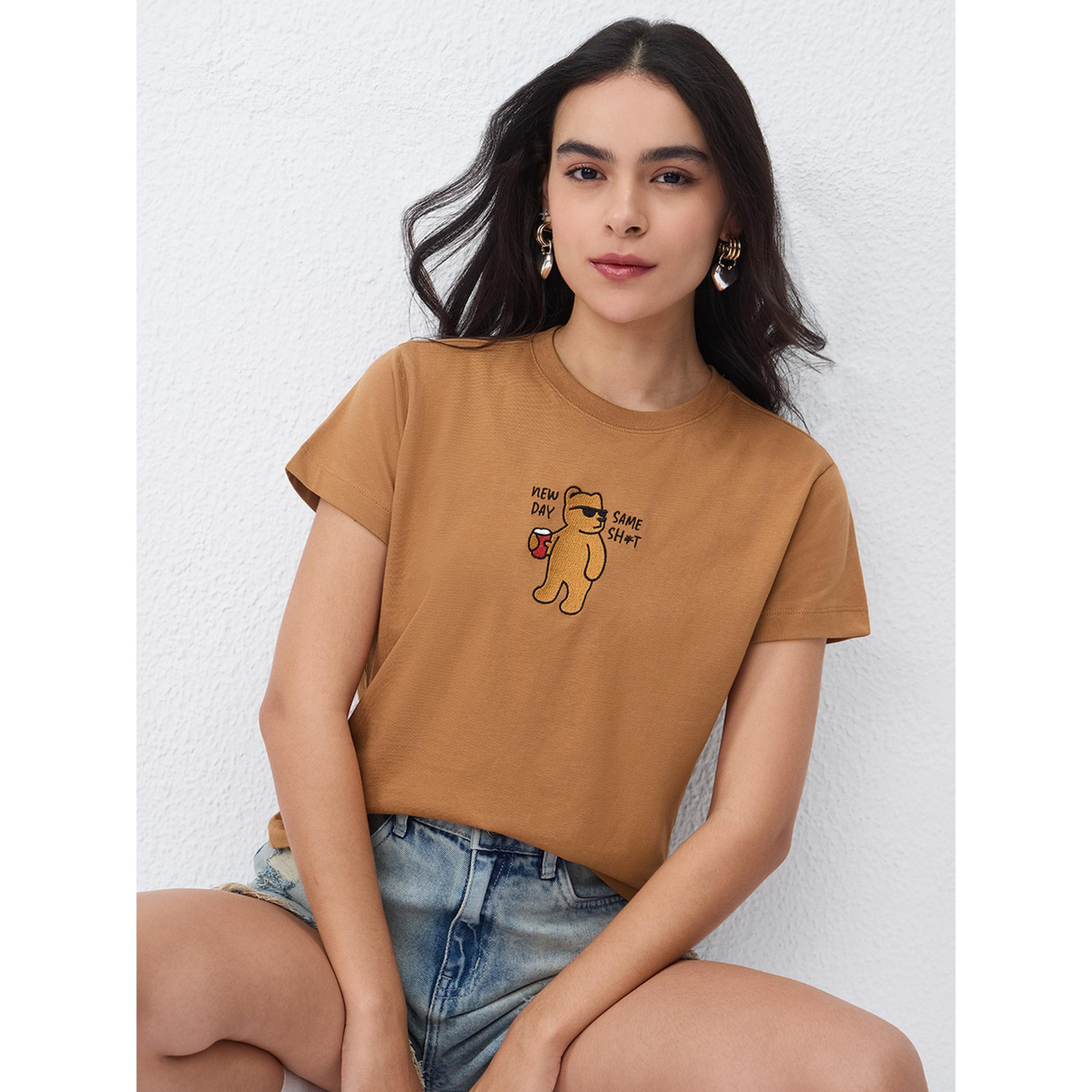 تيشيرت بطبعة جرافيك دب مطرز-women-clothing-tshirts-image-2
