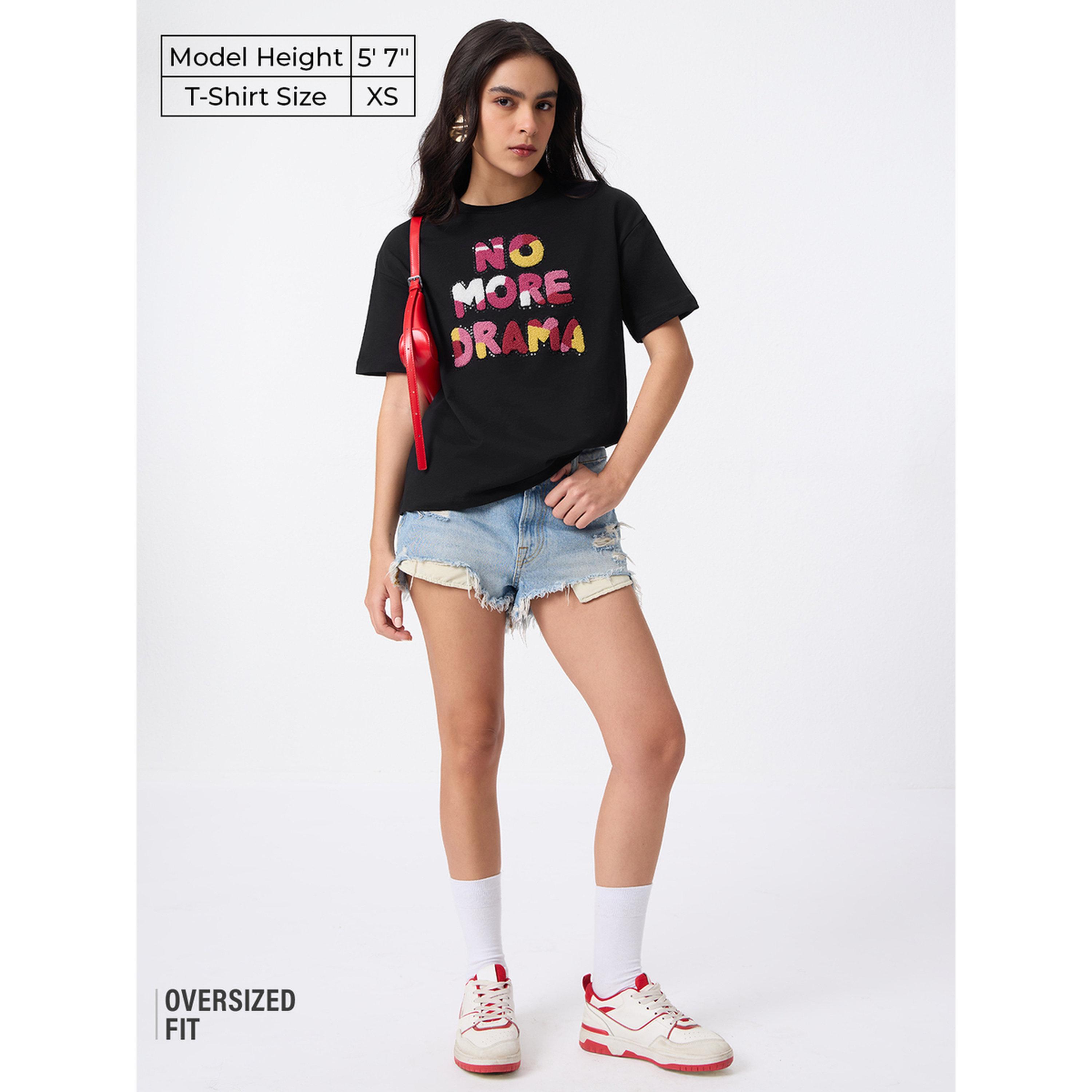 تيشيرت بطبعة شعار وقصة واسعة-women-clothing-tshirts-image-2