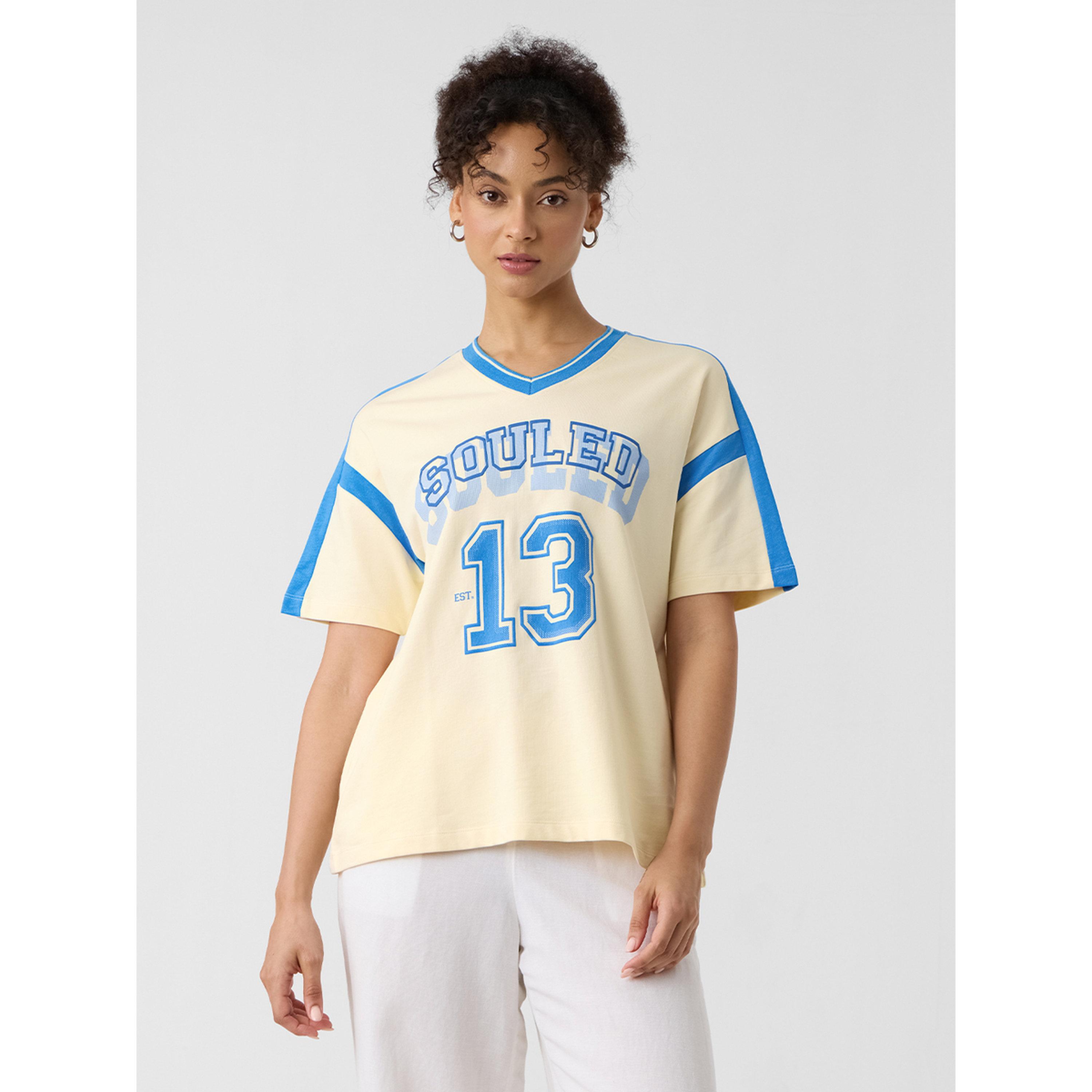 تيشيرت بنمط جامعي وقصة واسعة-women-clothing-tshirts-image-1