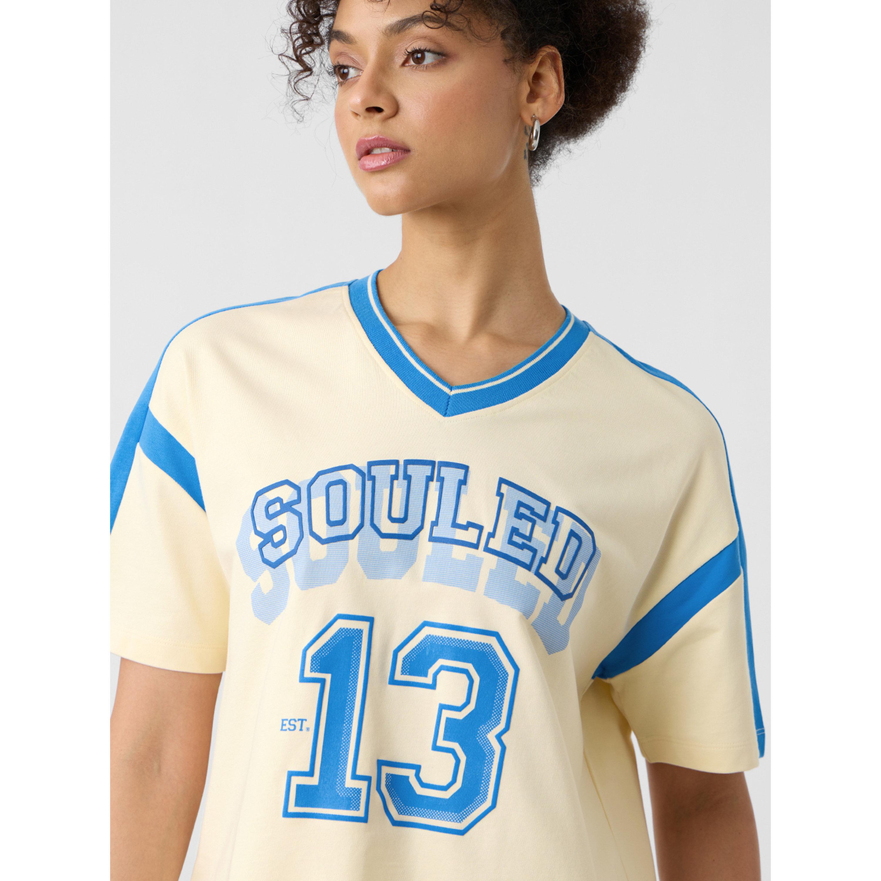 تيشيرت بنمط جامعي وقصة واسعة-women-clothing-tshirts-image-6