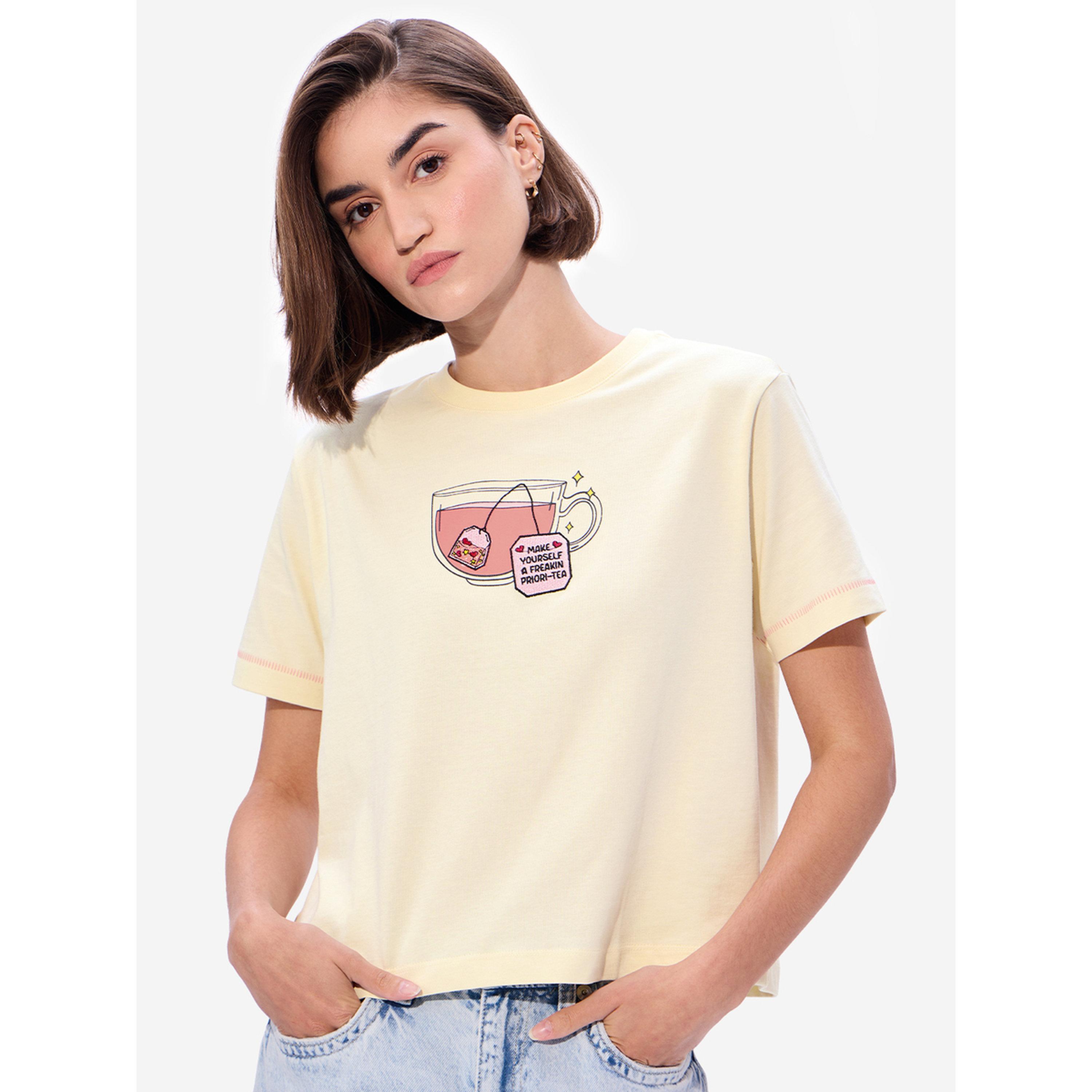 تيشيرت مطرز بنقشة كوب بقصة مريحة-women-clothing-tshirts-image-1