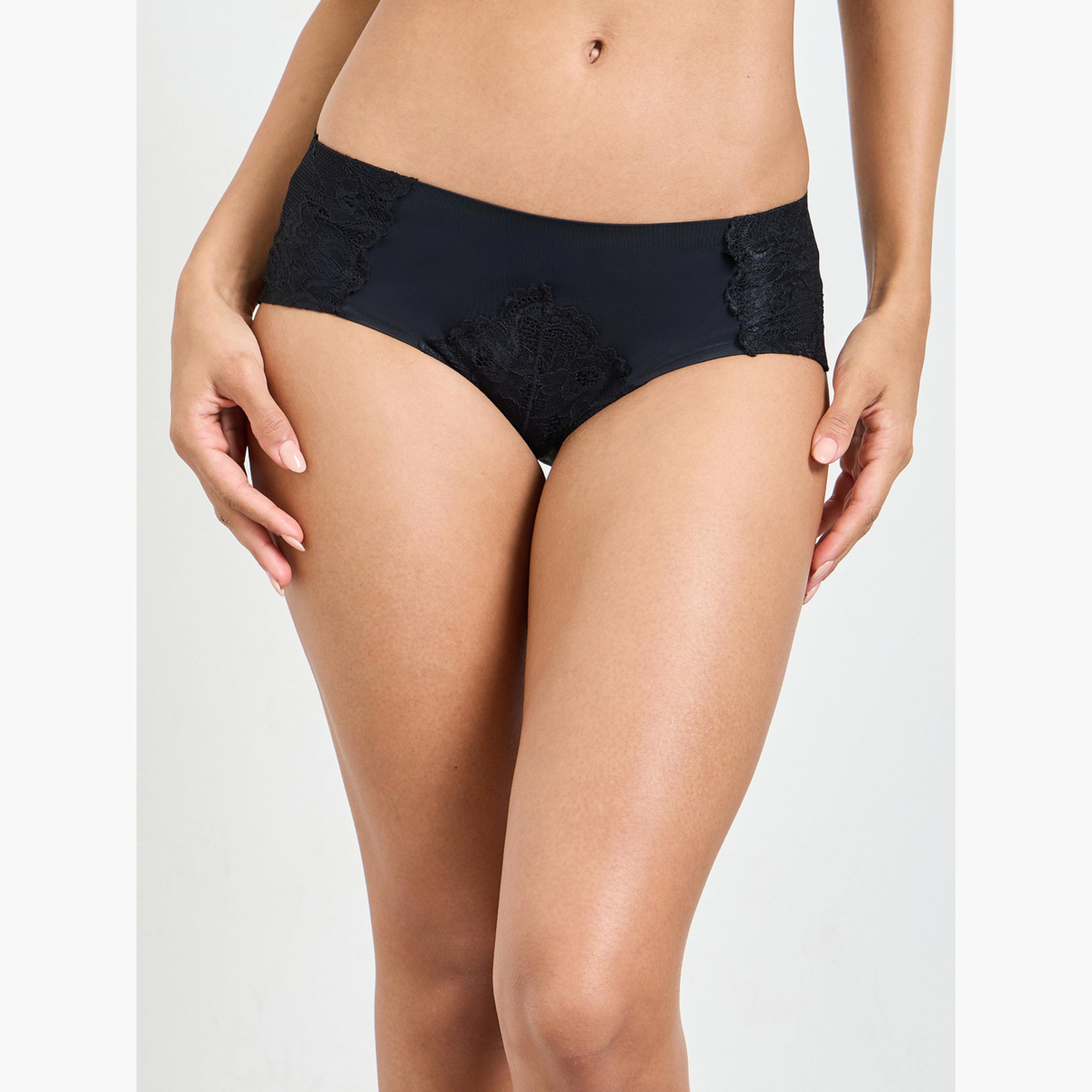 طقم من كلوت ميدي وصدرية مبطنة بدون أسلاك بتفاصيل دانتيل بلون أسود-women-clothing-lingerie-lingeriesets-image-4