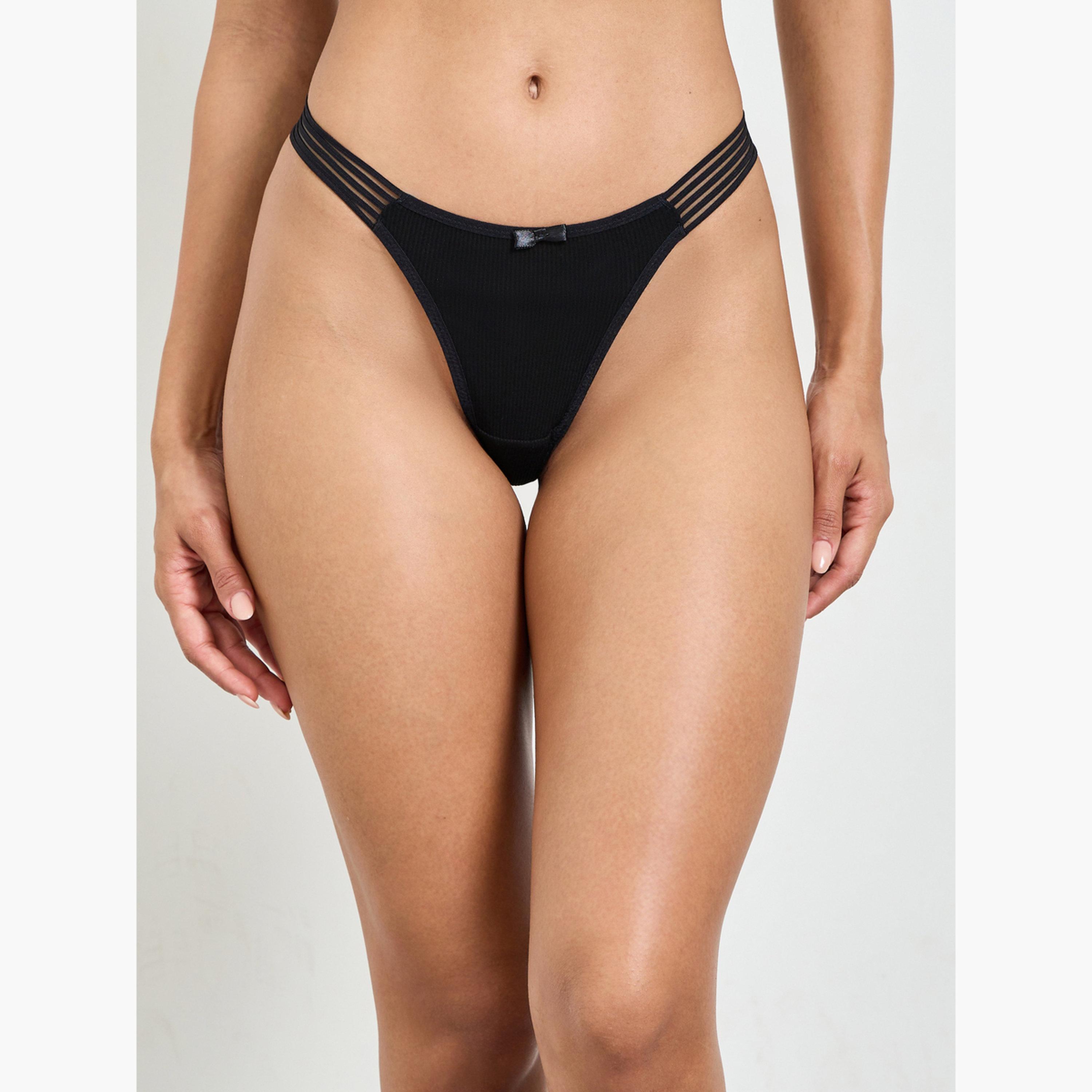 طقم للانجري من ثونغ وصدرية عادية سادة بتفاصيل بارزة الملمس ومبطنة بدون أسلاك-women-clothing-lingerie-lingeriesets-image-4