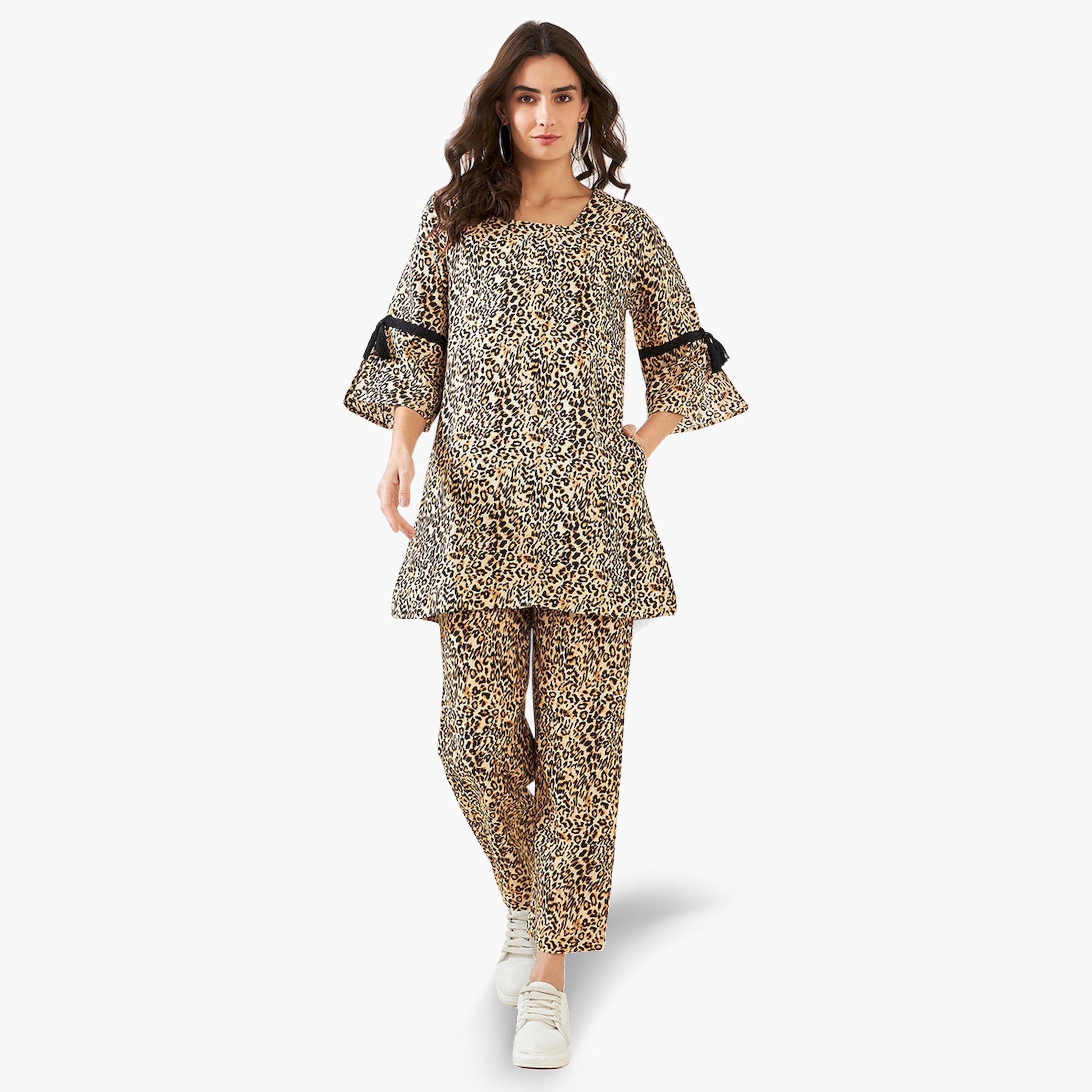 طقم بيجاما من بنطال وبلوزة طويلة بطبعة ليوبارد-women-clothing-nightwear-pyjamas-longsets-image-1