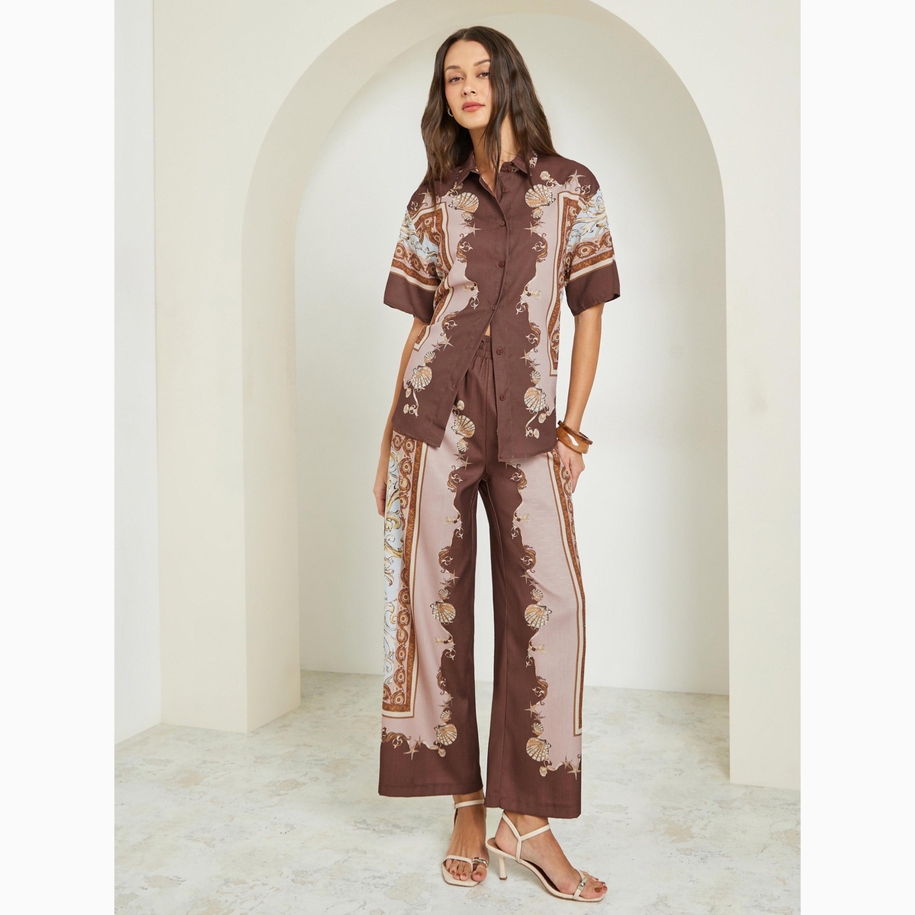 بلوزة بأكمام قصيرة ونقشة سكارف بني-women-clothing-shirtsandblouses-shirts-image-2