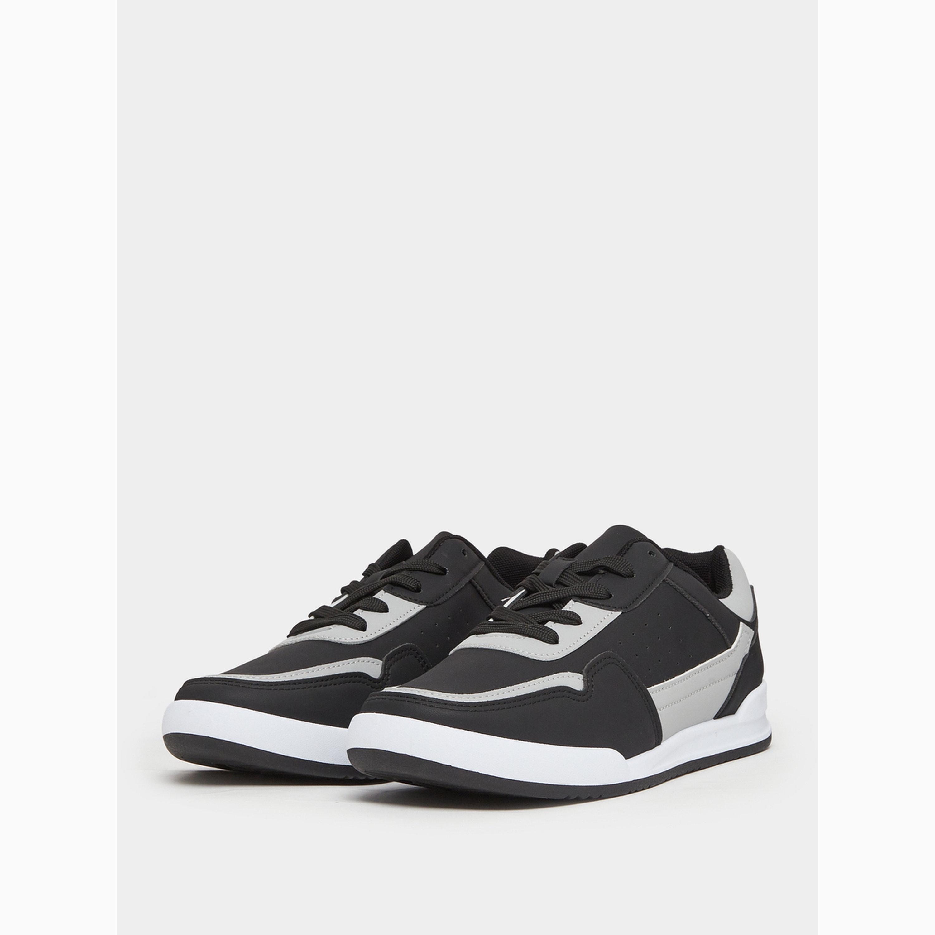 حذاء سنيكرز بأربطة بنمط كتل الالوان-men-shoes-sneakers-image-1
